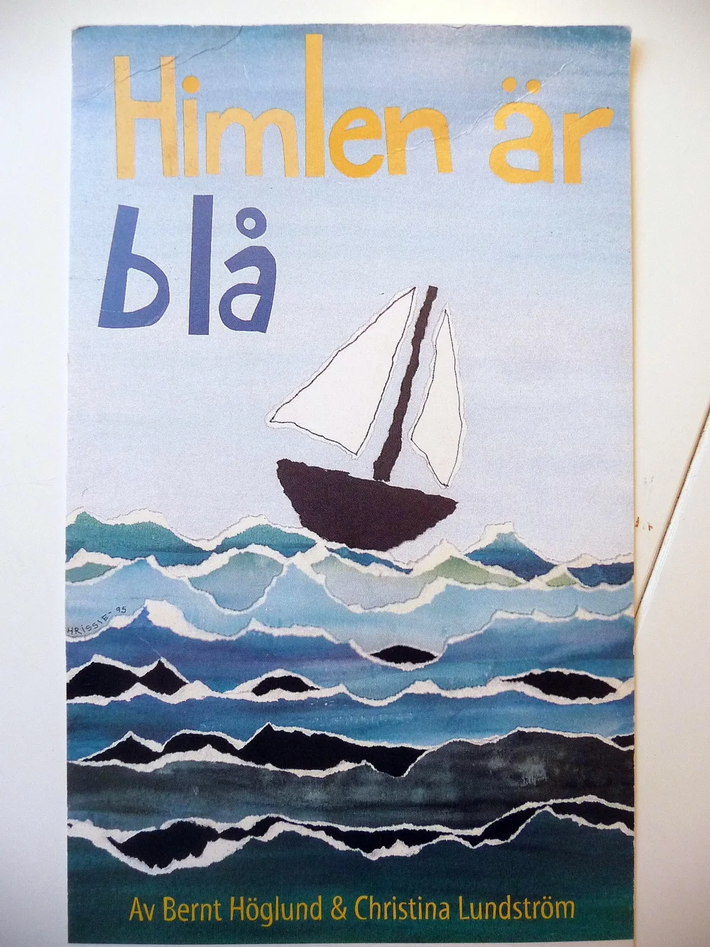 Bokomslag med en tecknad skepp på havet och texten "Himlen är blå" samt författarnas namn "Av Bernt Höglund & Christina Lundström".