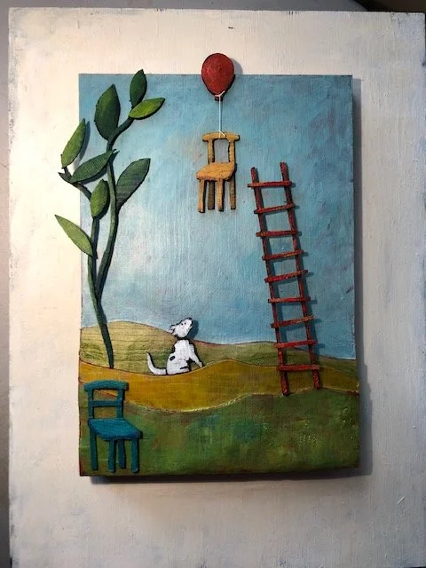 Målning av ett barn som står på ett grönt landskap med gröna träd, en blå stol, en röd stege och en liten stolhänge med en hund.