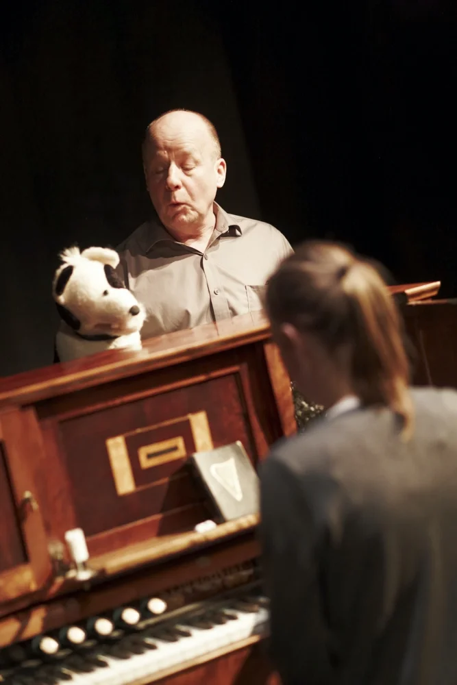 Foto från föreställningen Kurts kartonger