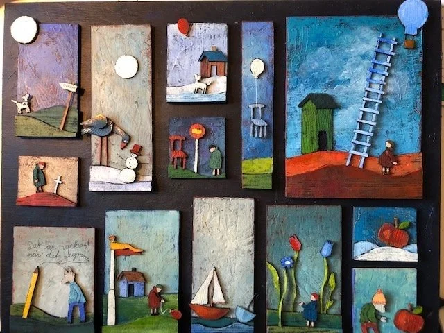 En samling små målningar med landskap, människor och djur i en rutig ram.