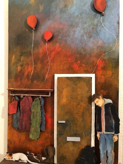 En väggmålning med tre röda ballonger som svävar uppåt, en pojke som står lutad mot en dörr, ett par stövlar och några plagg hängda på en väggkrokar.