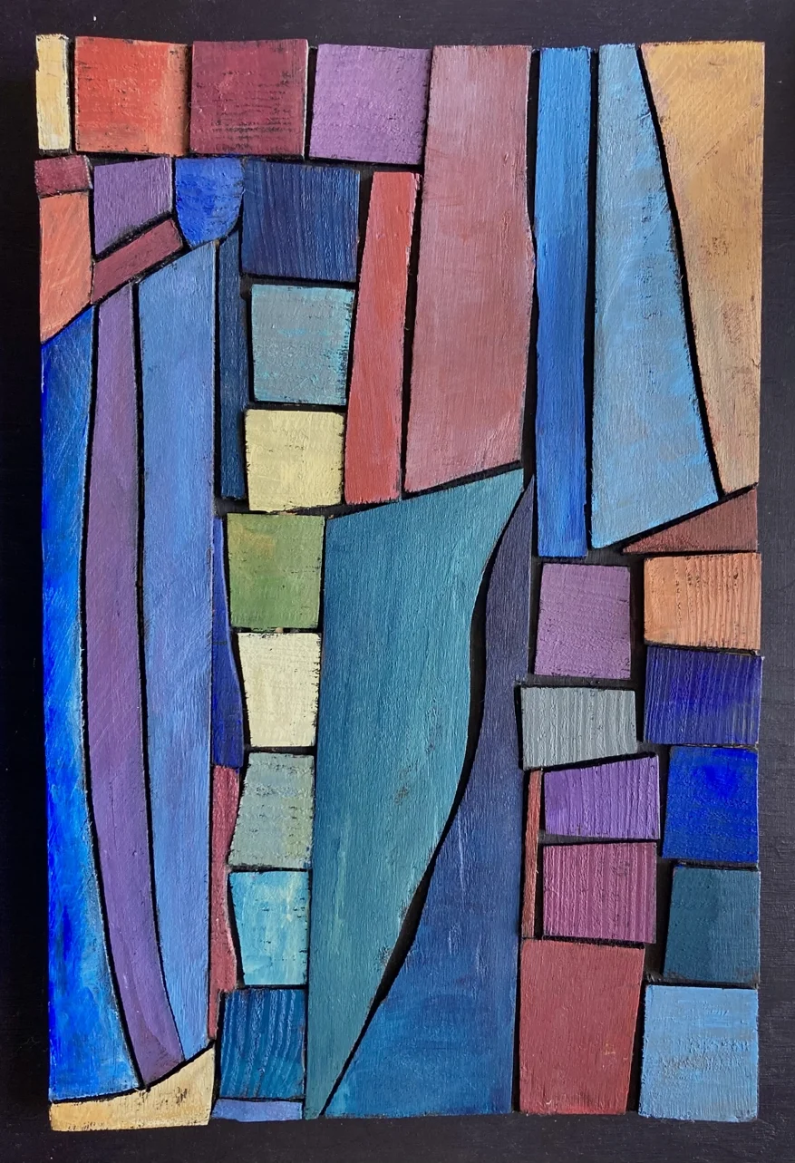 Abstrakt målning av färgglada geometriska former och rektanglar på svart bakgrund.