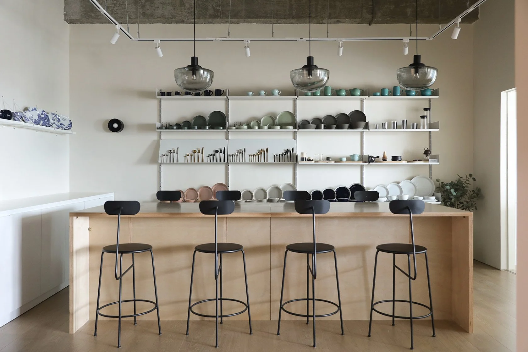 Loveramics SZ Office - Neutra Architects 19.jpg