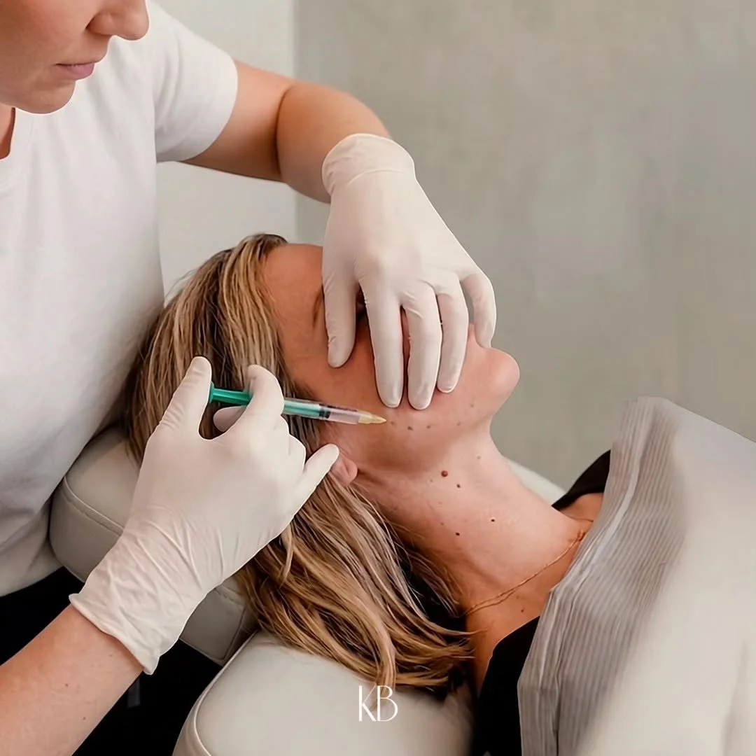 💉 Medicina est&eacute;tica personalizada

En la cl&iacute;nica ofrecemos tratamientos de medicina est&eacute;tica para mejorar la armon&iacute;a facial de forma natural.

Entre ellos, tratamientos con neuromoduladores para:

✔ suavizar arrugas de ex