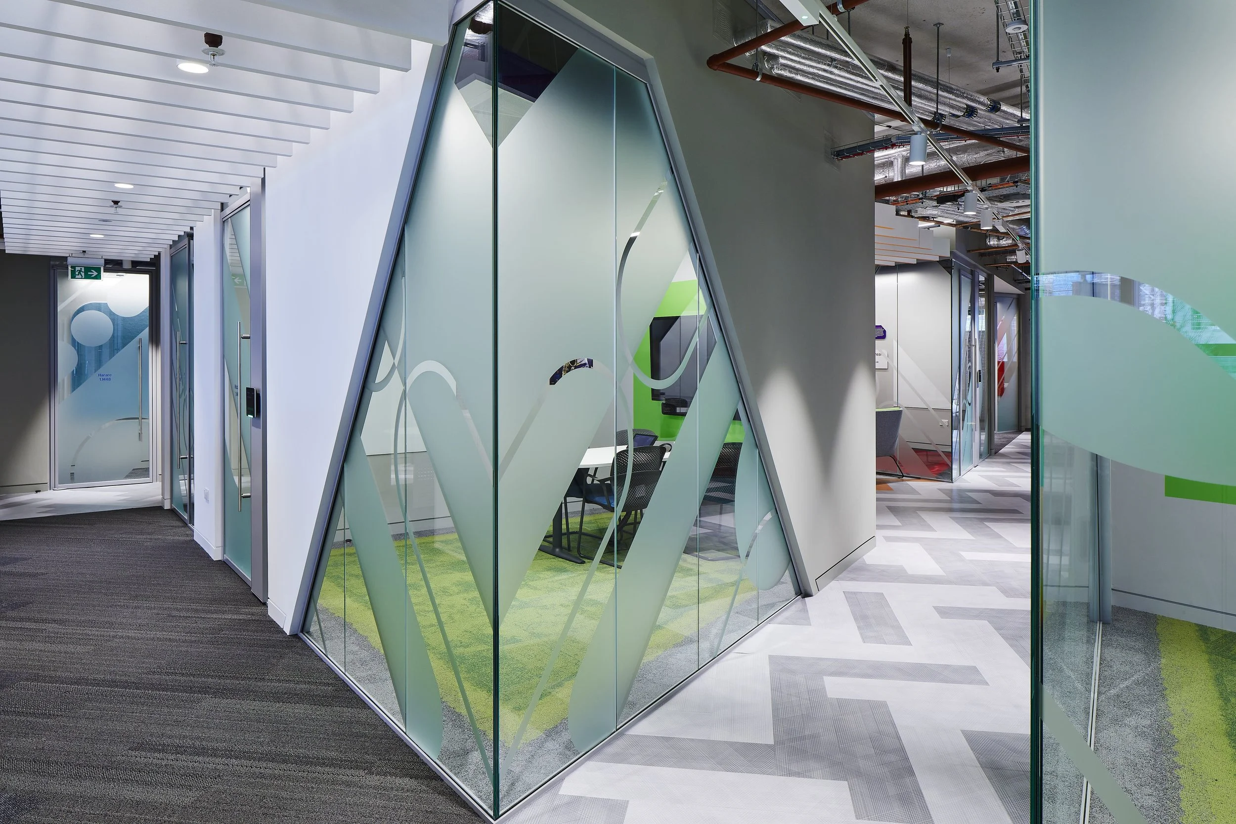 Glass manifestation on corner glass