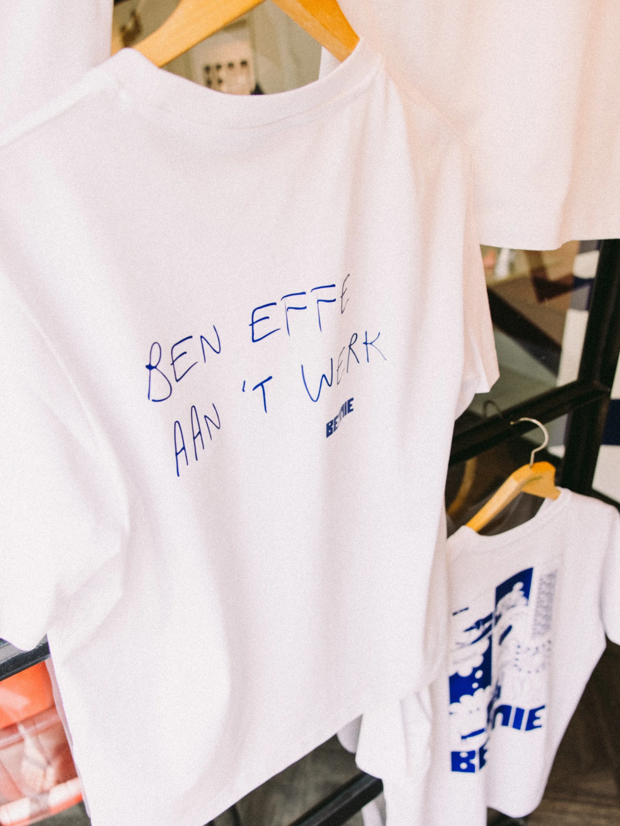 Ben jij hier in te zien straks?👀

Deze BENNIE shirts zijn dinsdag te koop💙
*beperkte oplage

#bennietiel #burgers #restaurant #openingsoon #new

Ben effe aan &lsquo;t werk

💙✌🏼

BENNIE🍔

🍔🍔🍔🍔

BENNIE is vanaf woensdag 22 juli echt open!💙🎉 