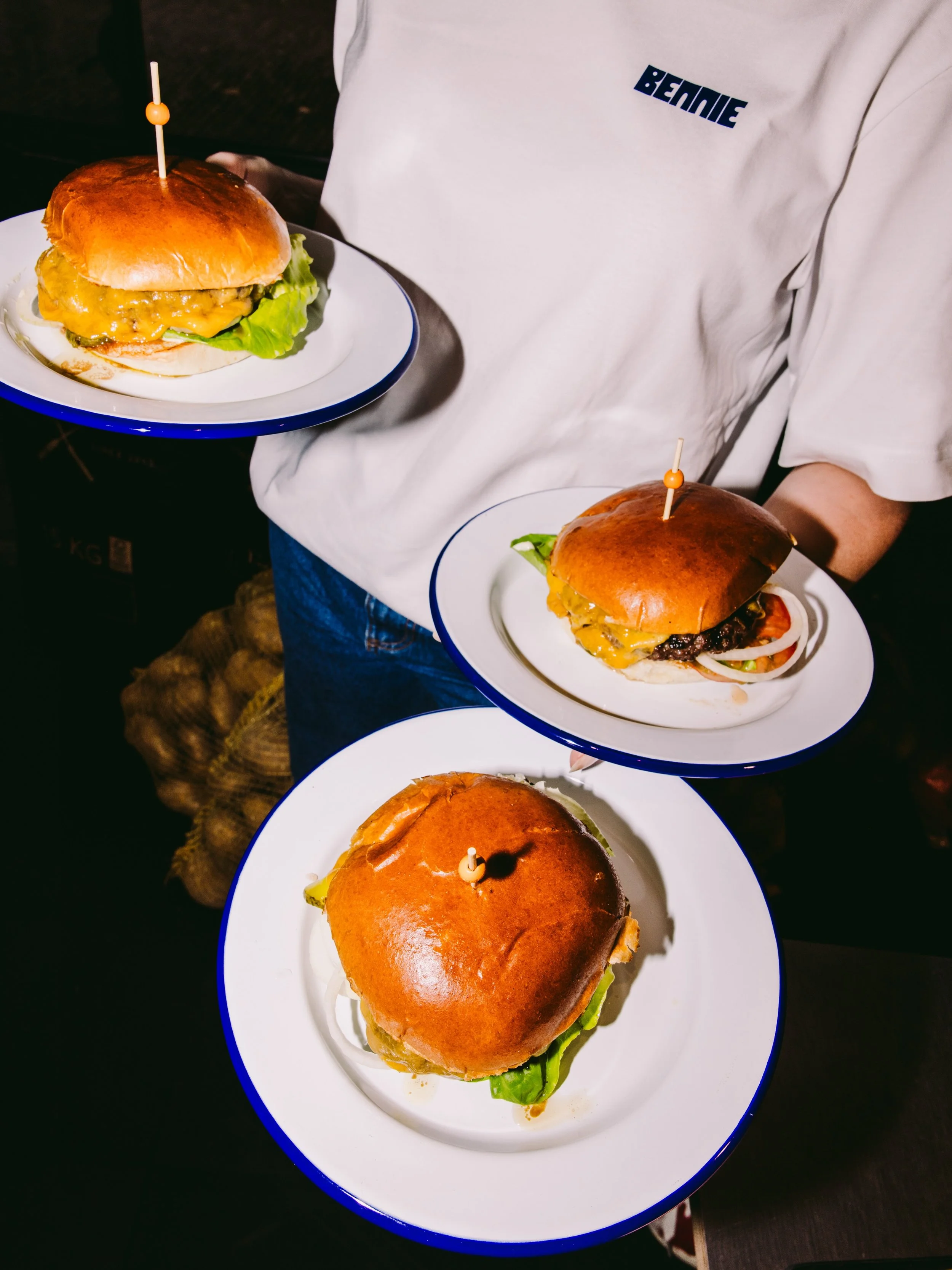 Ben onderweg!🤩 Ben jij deze week bij BENNIE? Dan kunnen deze burgers jouw kant op komen👀💙

BENNIE is open wo t/m zo
Reserveer je tafel via bennietiel.nl

#bennietiel #burgers #restaurant #new #smashburgers