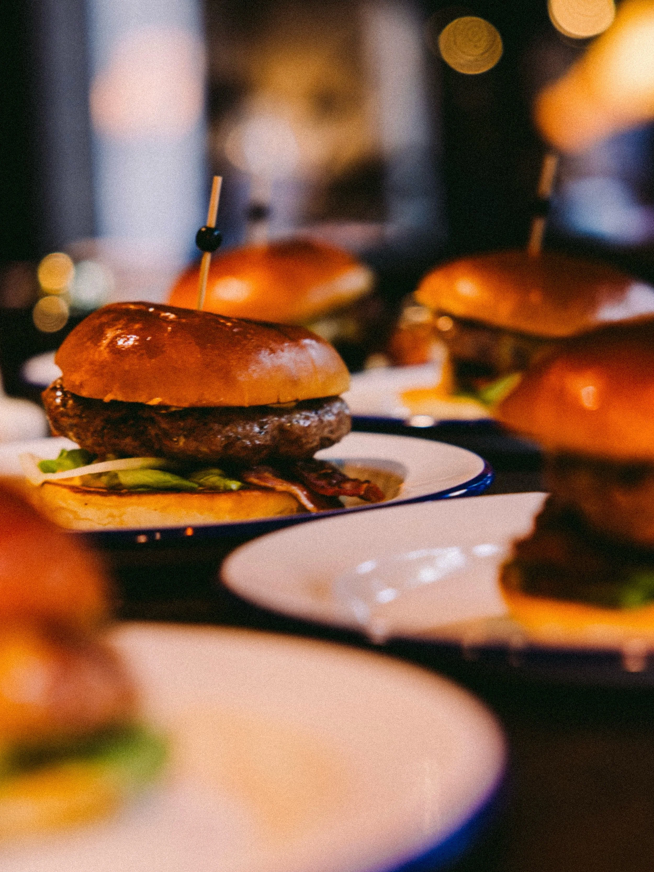 Liever een hamburger of smash burger? Ben bang dat ik niet kan kiezen.. BEN WEG VAN BEIDE!😏 Hoop dat ik je dit weekend zie! Reserveer zelf een tafeltje op www.bennietiel.nl en enjoy!💙 

#hamburger #smashburger #uitetentiel #benerwegvan #fruitcorsow