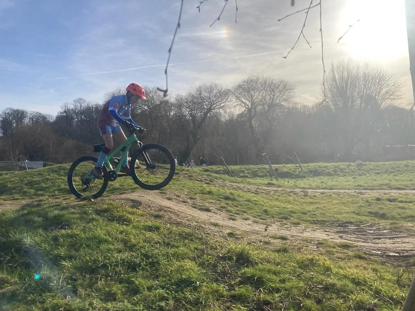 Based at the @woodrowhighhouse bike trail, our Muddy coaches aim to equip kids with the skills, confidence and resilience to have fun and stay safe on a mountain bike 🚵🏾&zwj;♀️ #keeppeddling #whipit #amershamlife #mtblifestyle #mtb