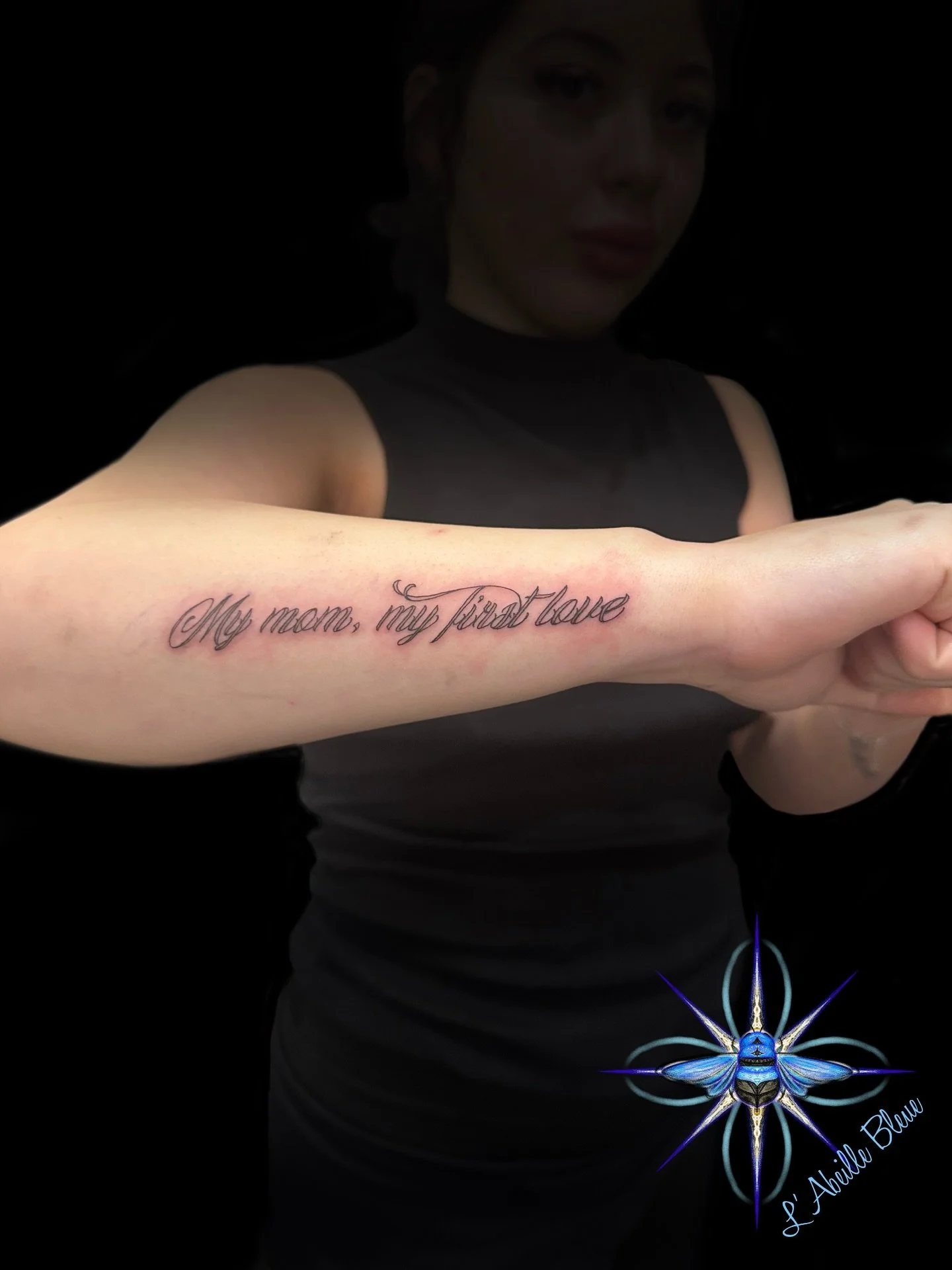 J&rsquo;adore les &eacute;critures, moi. Et cette phrase est trop belle. Ma m&egrave;re, mon premier amour. Quel plaisir tatouer un tatouage comme &ccedil;a. Merci encore pour ta confiance!

#&eacute;criture #tatoueuse #tatouagetoulon