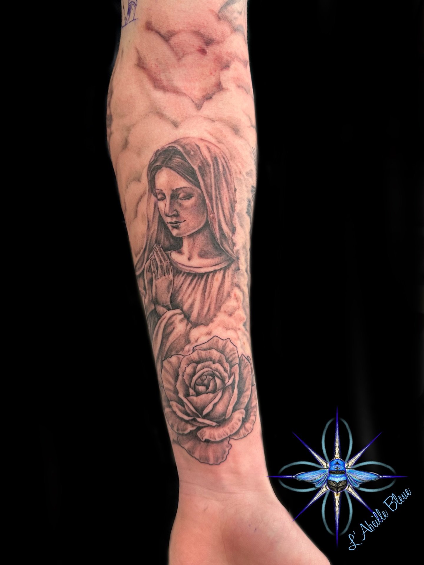 J&rsquo;adore le r&eacute;alisme en noir et gris, moi. Et c&rsquo;est un vrai honneur de faire un tatouage comme &ccedil;a, qui va avec la personne en lui prot&eacute;geant, rappelant de l&rsquo;amour divin. Merci beaucoup encore pour ta confiance et