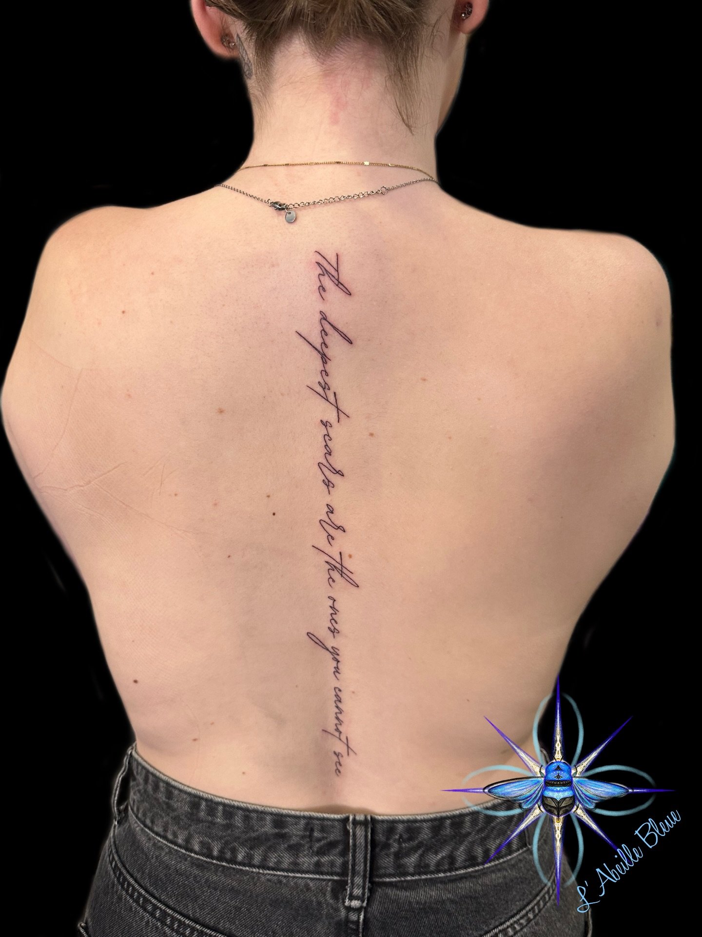 Ce n&rsquo;est pas facile de se faire tatouer sur la colonne vert&eacute;brale mais c&rsquo;est toujours tr&egrave;s joli! Quel plaisir de passer un demi-journ&eacute;e ensemble en faisant plusieurs tatouages. Merci beaucoup pour ta confiance!

#tato