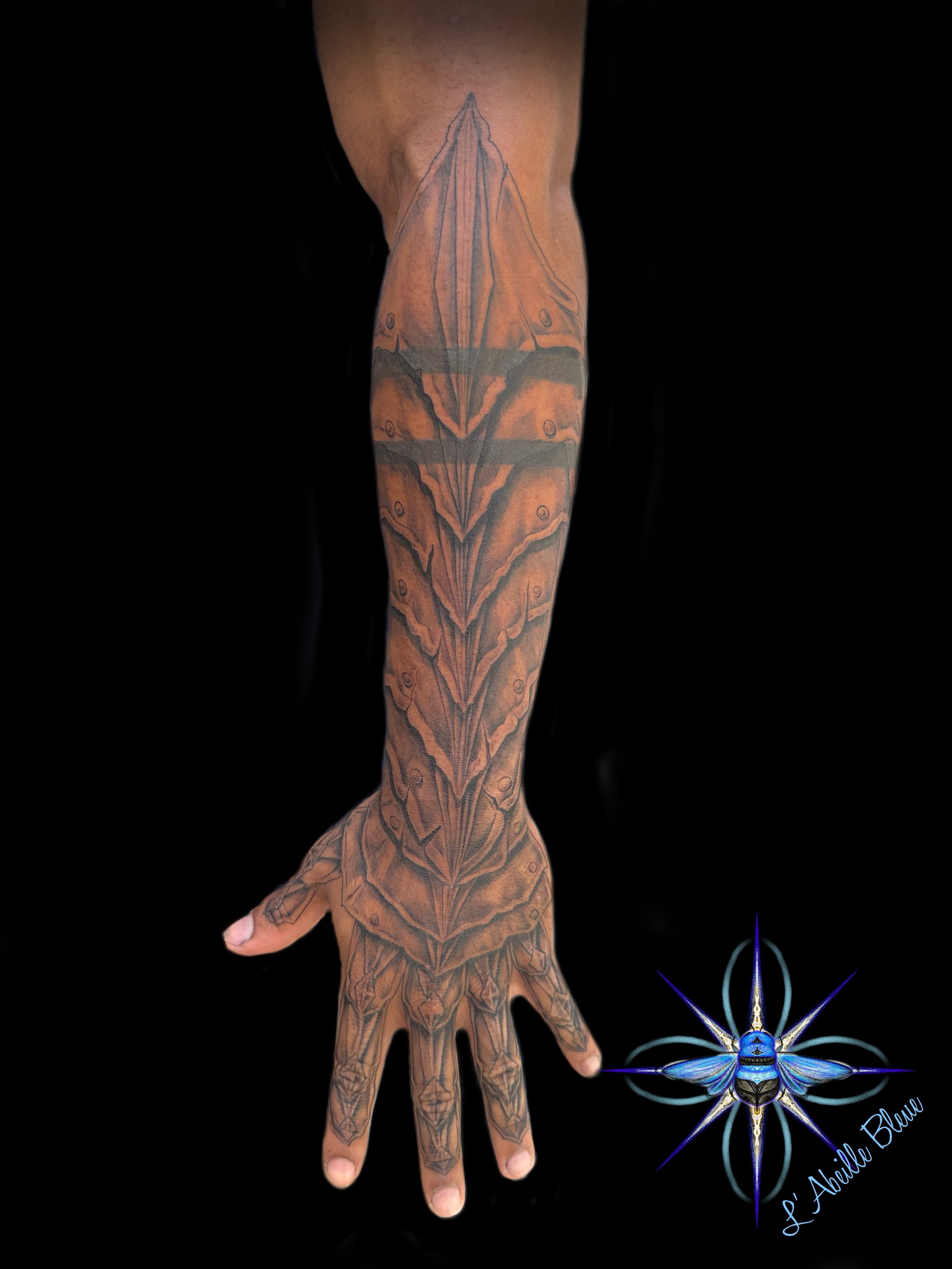 Le d&eacute;but de l&rsquo;armure 🥳🥳🥳

Oh quel plaisir faire ce tatouage, ajouter un peu de protection dans la vie d&rsquo;un super homme. 

Merci beaucoup pour ta confiance et pour ta force! Trop h&acirc;te de finir 😃

#tatouagearmure #tatoueuse