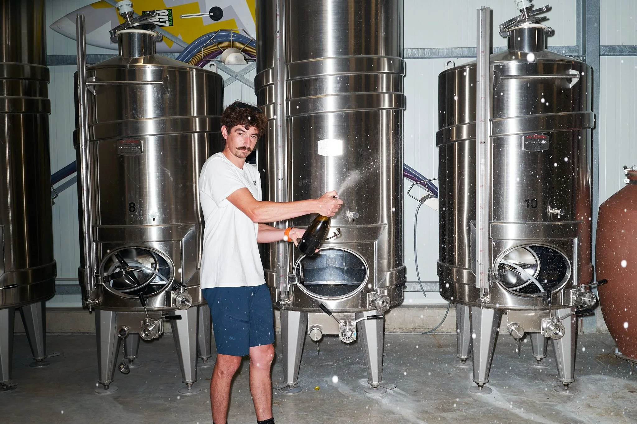Paul Clergeot souffle une bouteille de champagne dans le pressoir à Polisot, Côte des Bar.