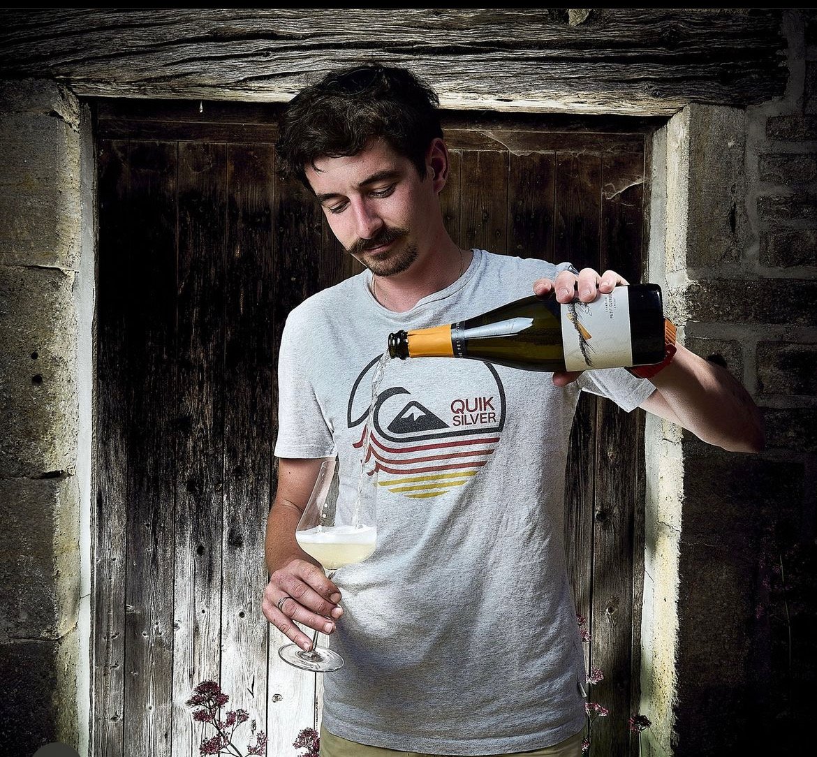 Paul du Champagne Petit Clergeot, versant du champagne dans un verre.