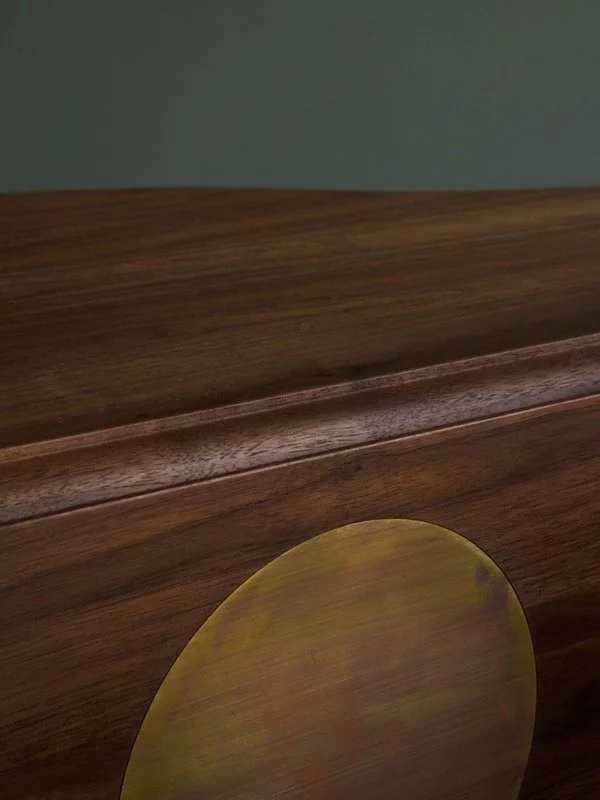 Stol. Finn Juhl. House of Finn Juhl. Karmstol. 108/stolen. valnød. Karmstolen. Sofabord. Butterfly bordet. Butterfly table. Walnut and brass.