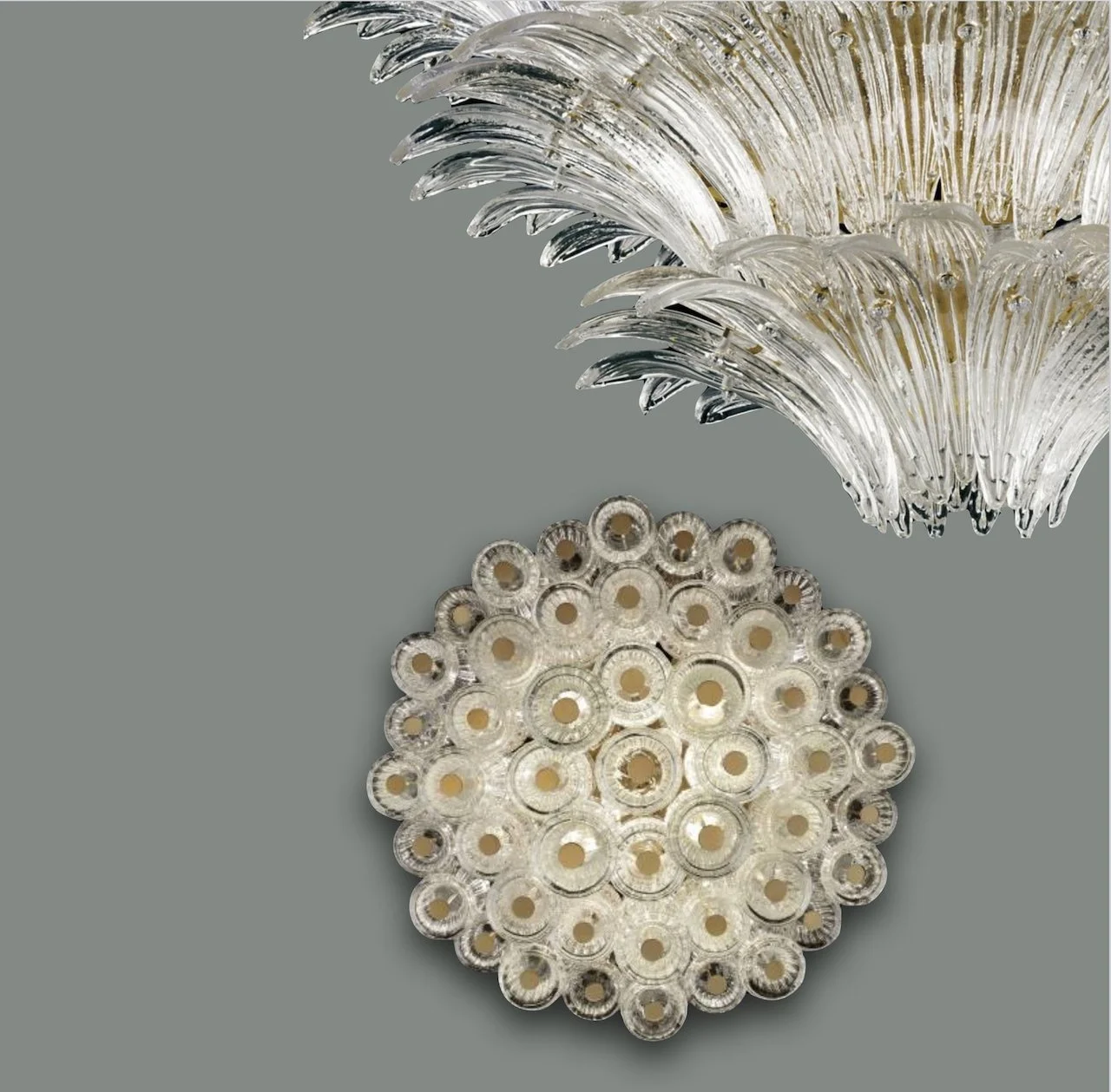 Det er to dekorative dele af glas eller plastic, en i form af en hel skive med hul i midten og den anden er en overdel med en bølget kant, begge med en blank, gennemsigtig overflade.