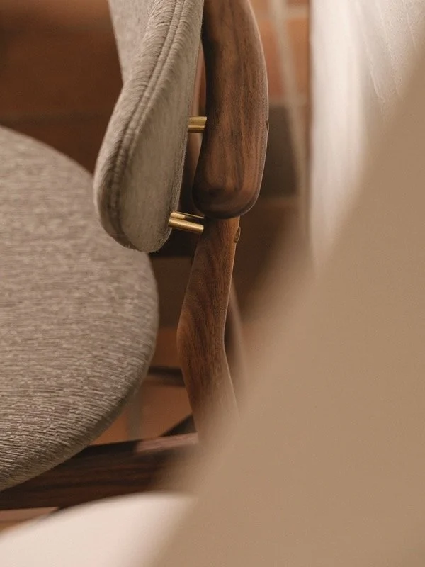 Stol. Finn Juhl. House of Finn Juhl. Karmstol. 108/stolen. valnød. Karmstolen. Sofabord. Butterfly bordet. Butterfly table. Walnut and brass.