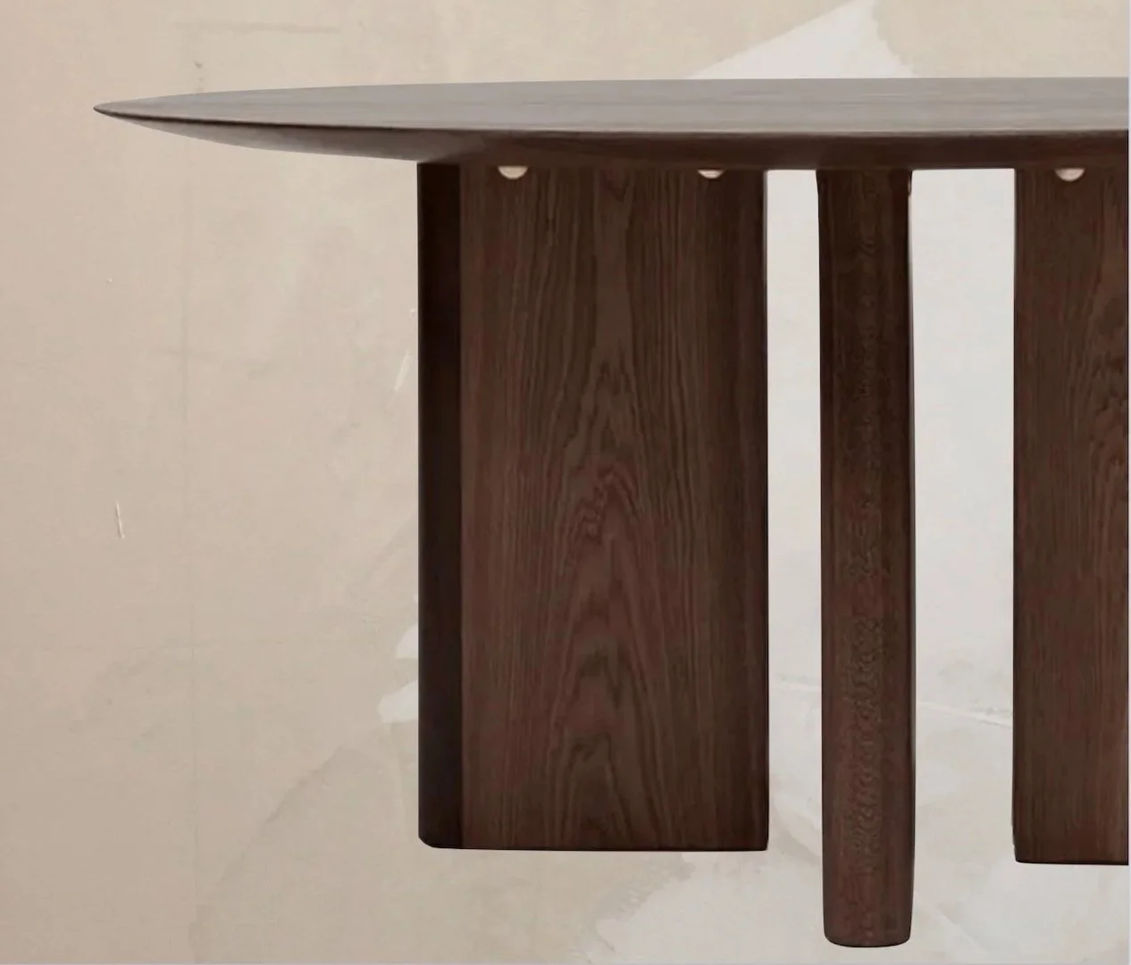 Et stykke fremragende træmøbel, sandsynligvis et bord, lavet af mørkt træ med synlige træårer.