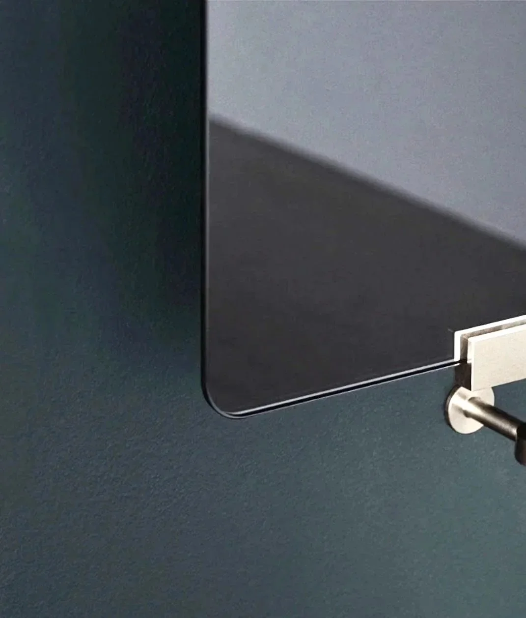 Lerret og stikkontakt på væggen.