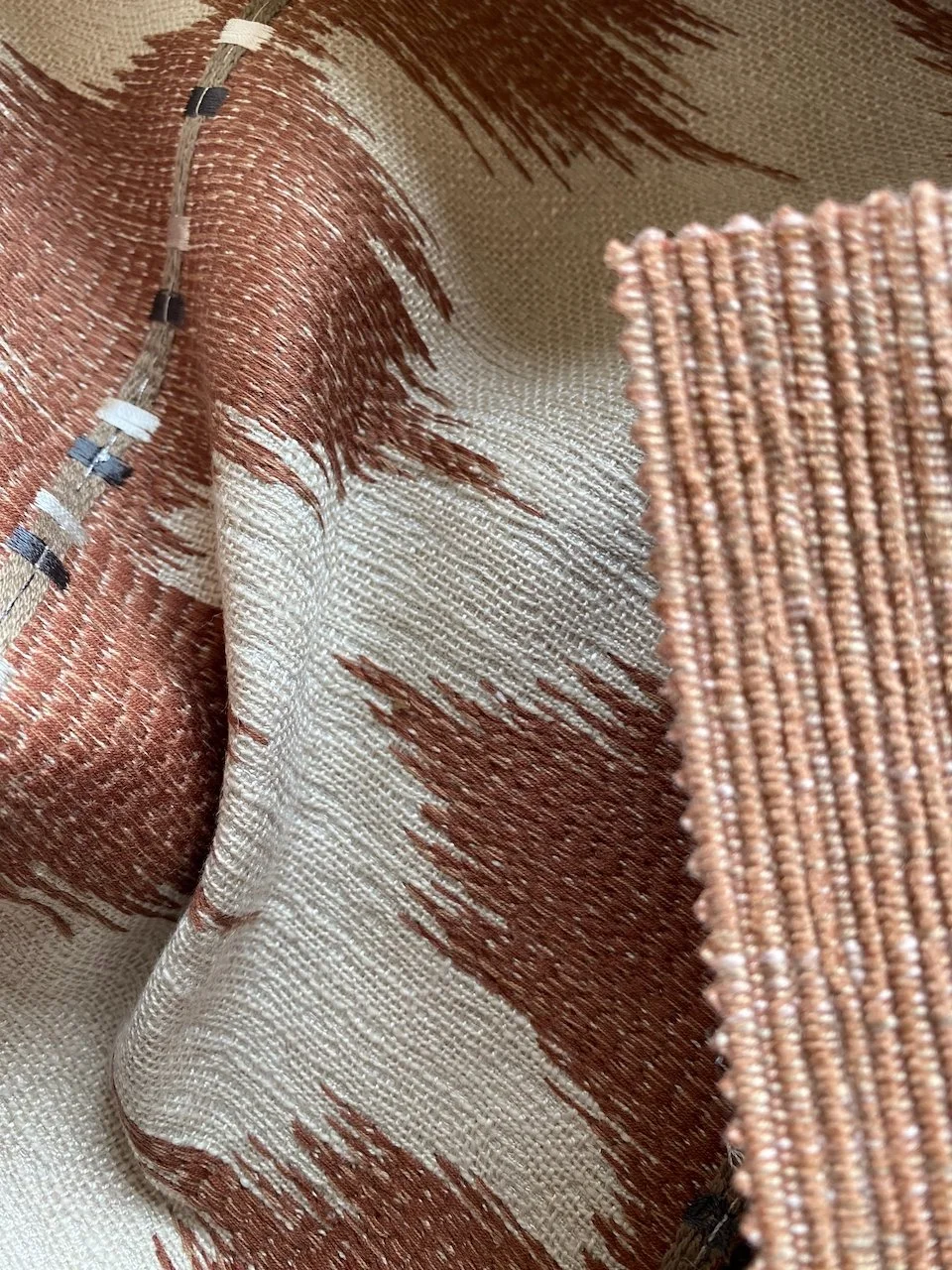 Indendørs tæppe med beige og brun farve, set fra vinkel.