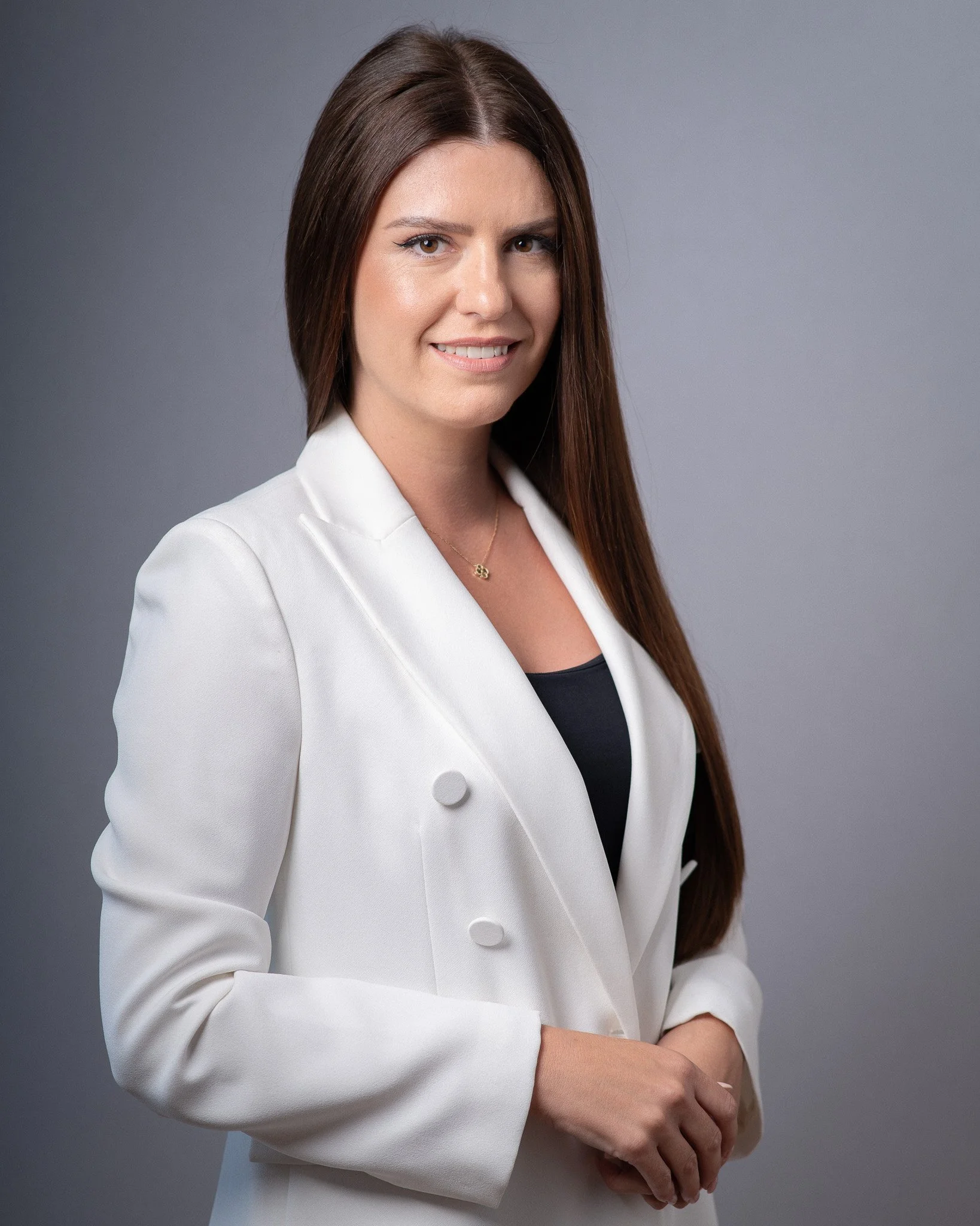 Portret žene profesionalca blago zakrenut u lijepo bijelom sakou