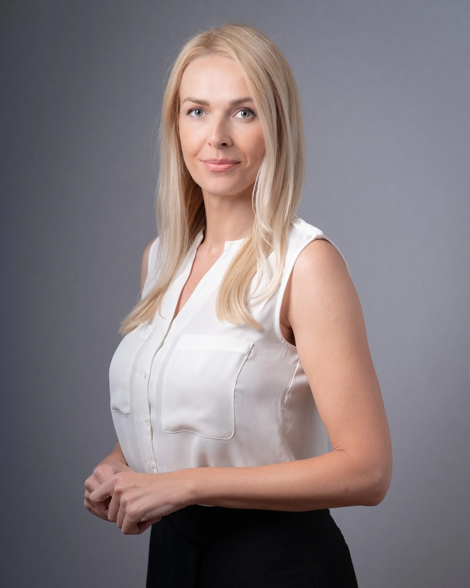 HR manager bijela košulja bez rukava neutralni pogled