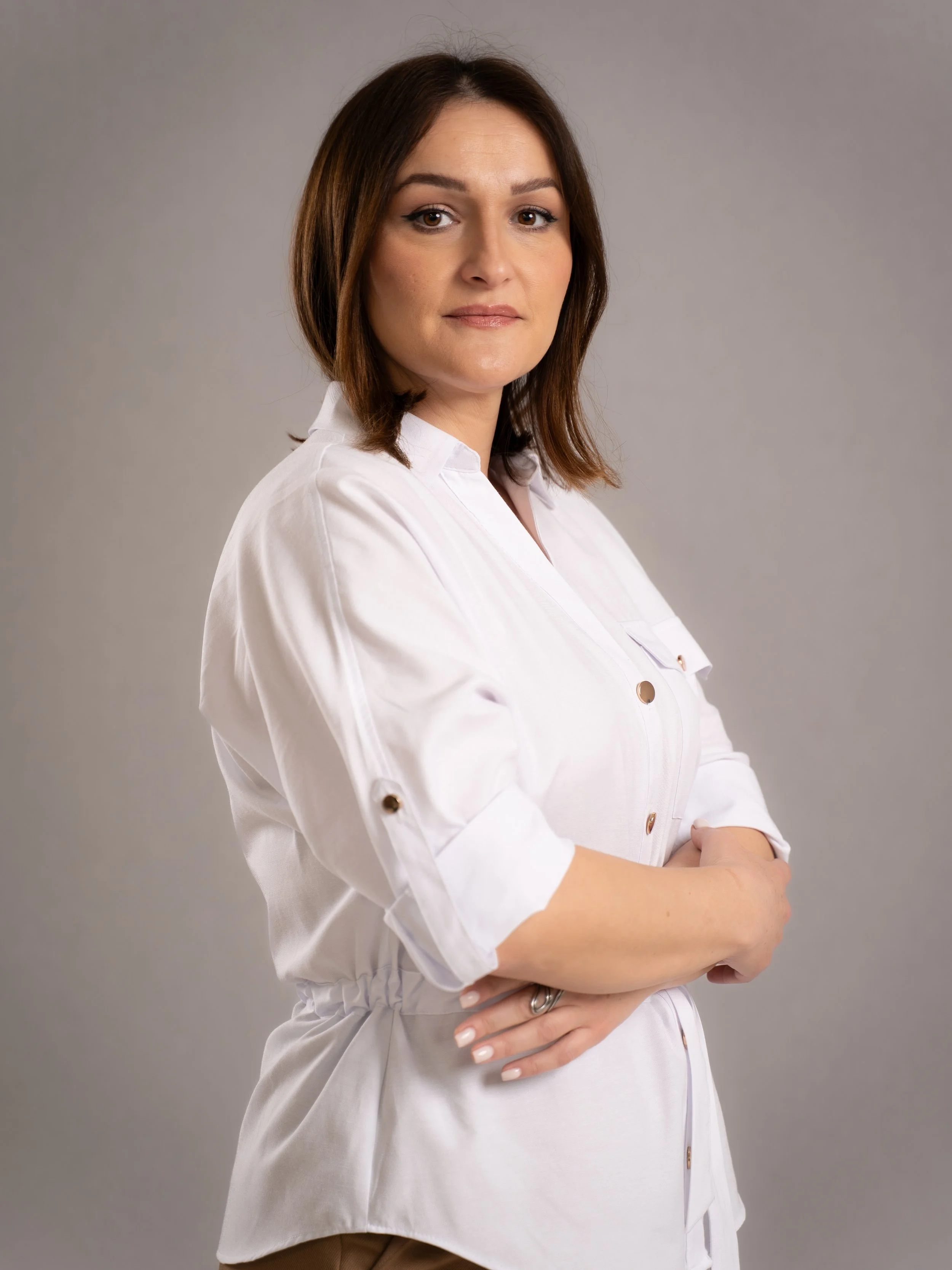 Professional portrait of female business consultant and advisor. Corporate headshot photography designed for LinkedIn profiles, consulting websites and professional personal branding.