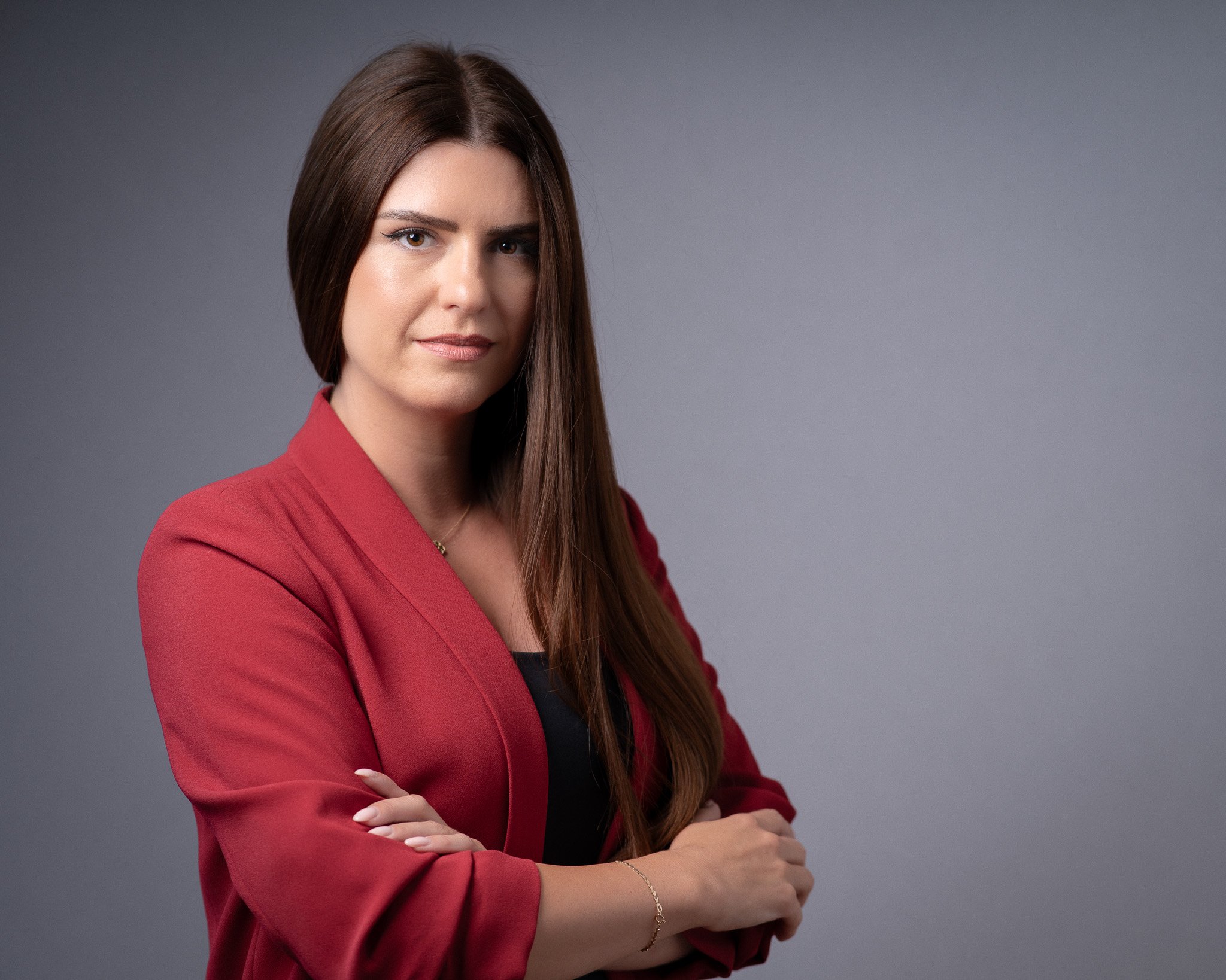 Profesionalni ženski portret sa prekriženim rukama