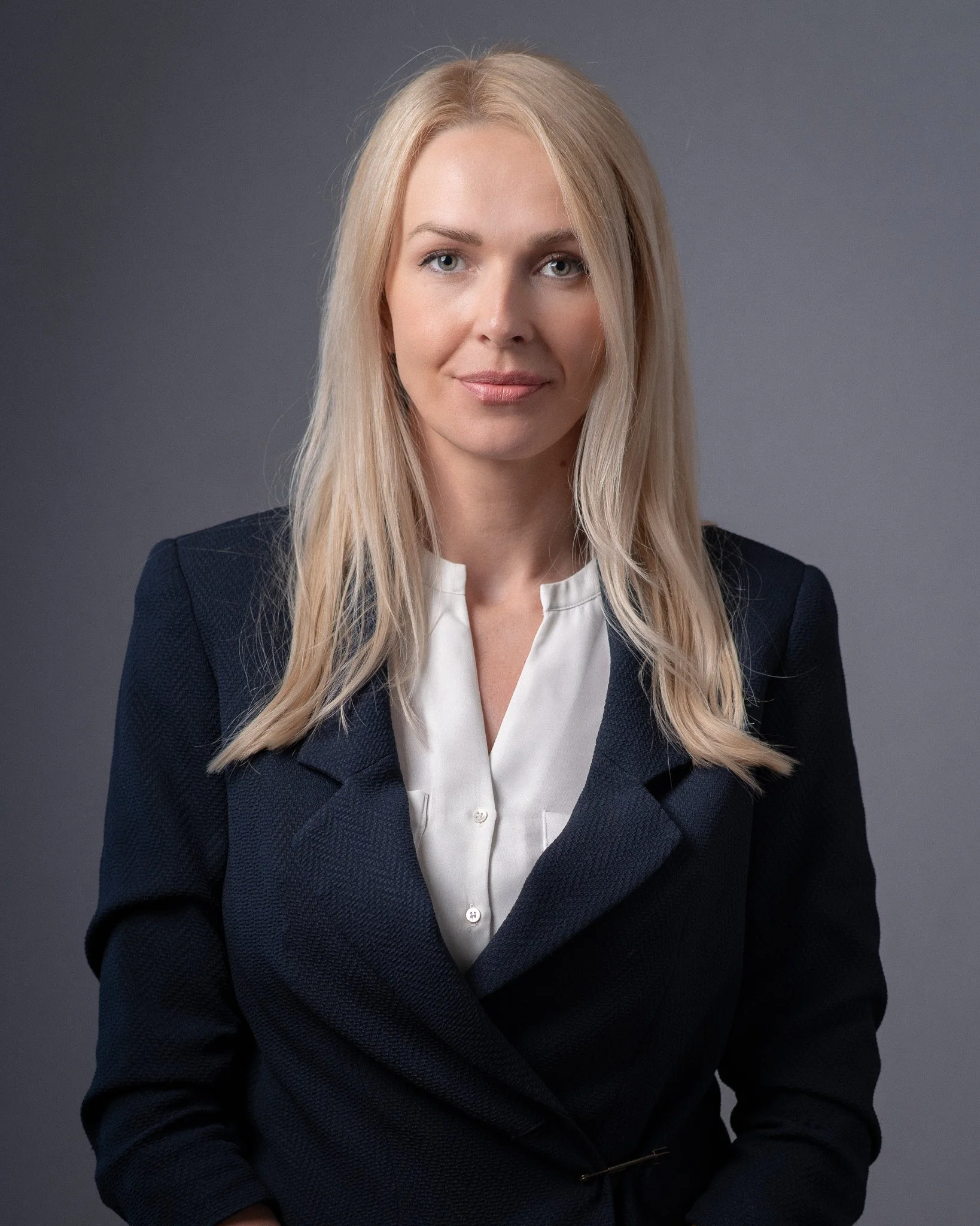 HR manager plavi sako i bijela košulja