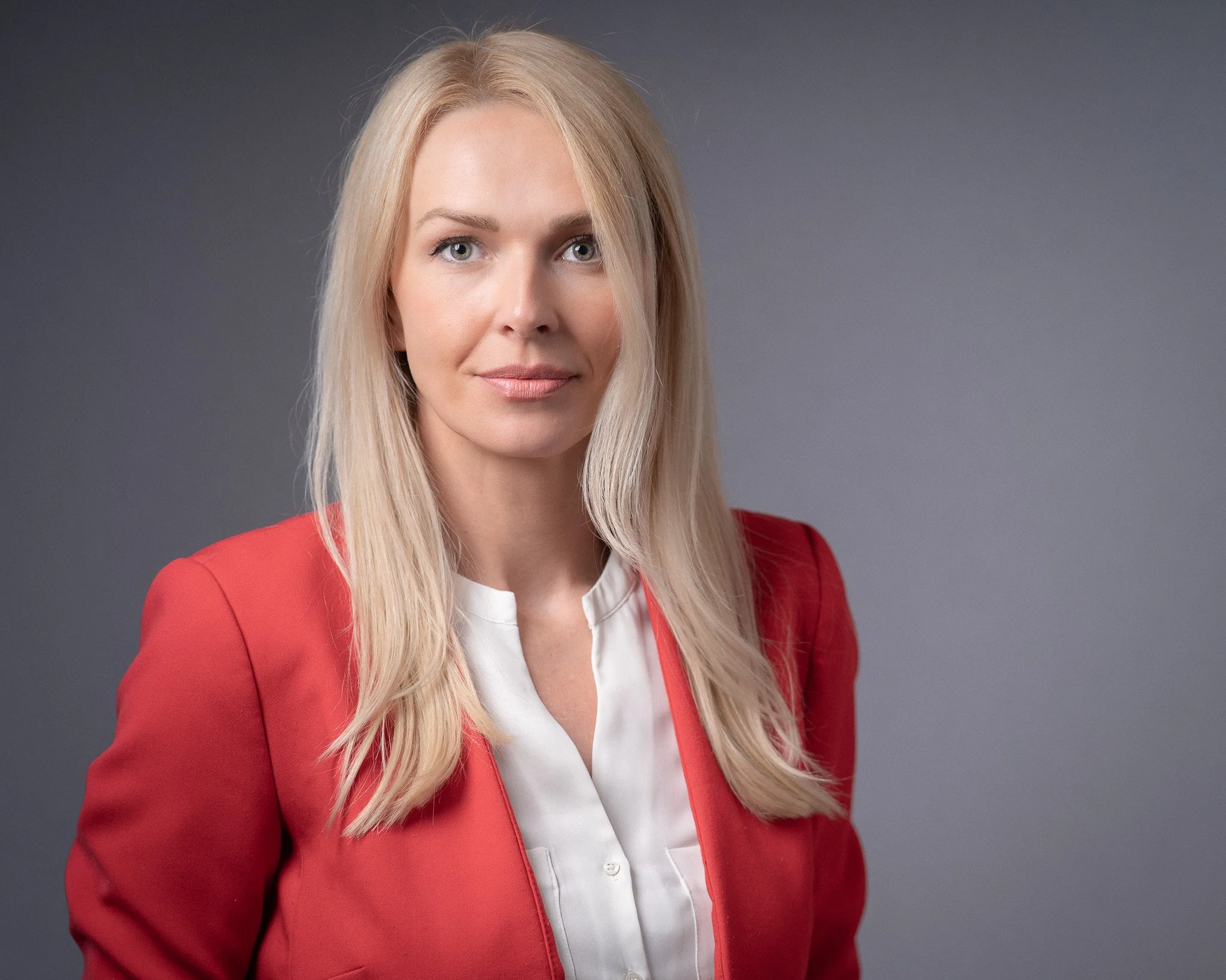 HR manager Crveni sako horizontalna orjentacija