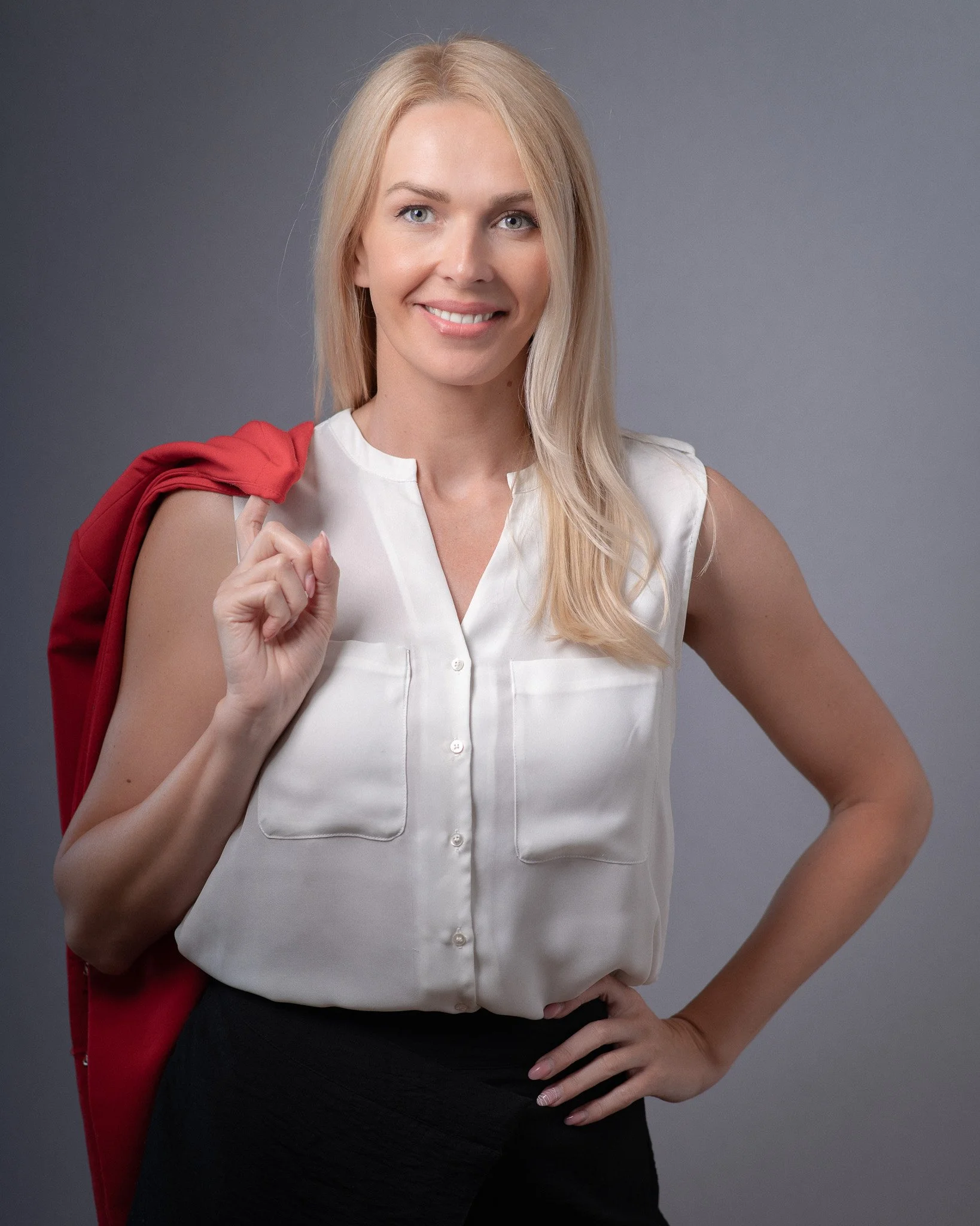 HR manager crveni sako preko ramena