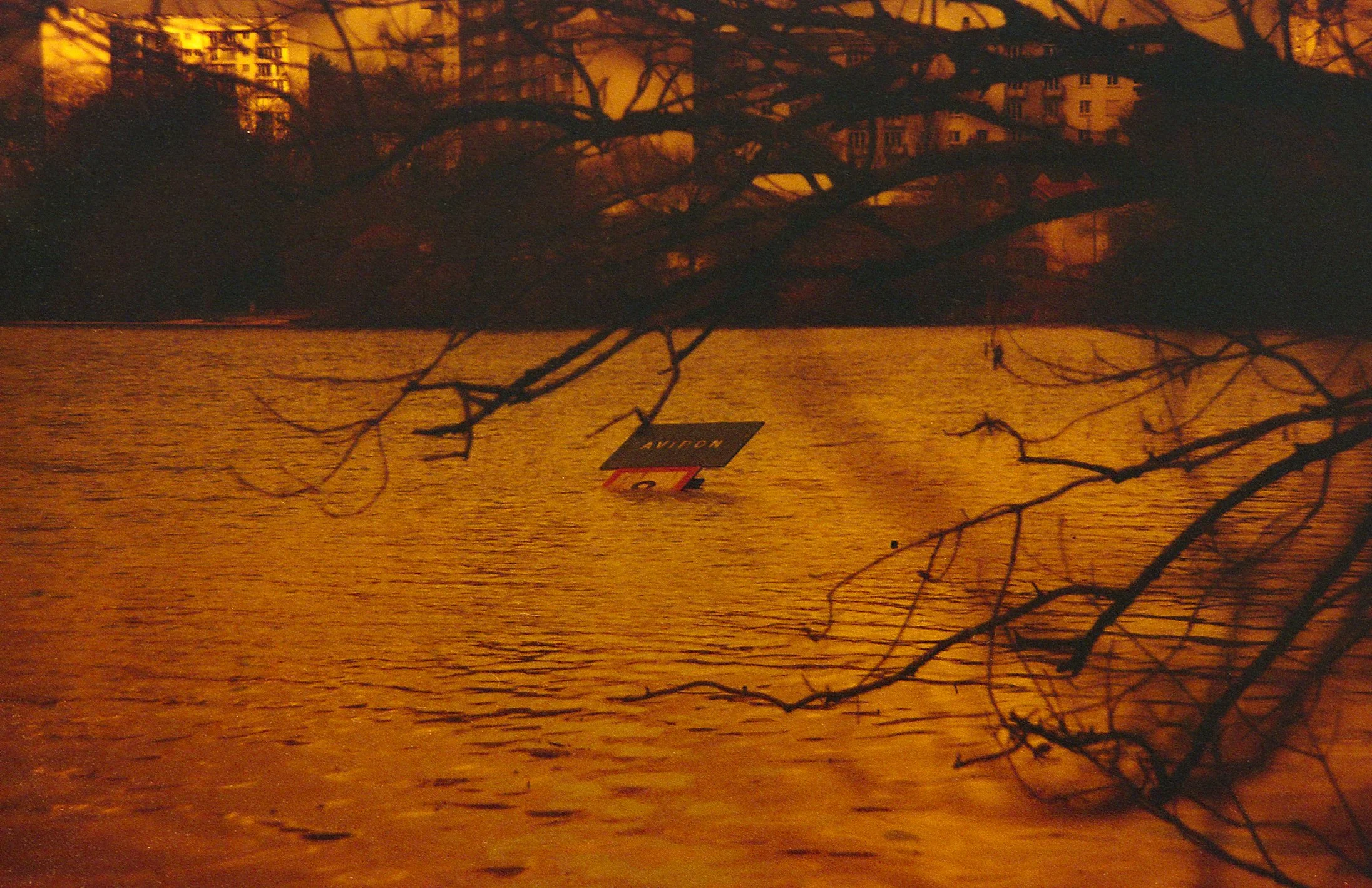 Un panneau au milieu de l'eau, colorimétrie rouge.