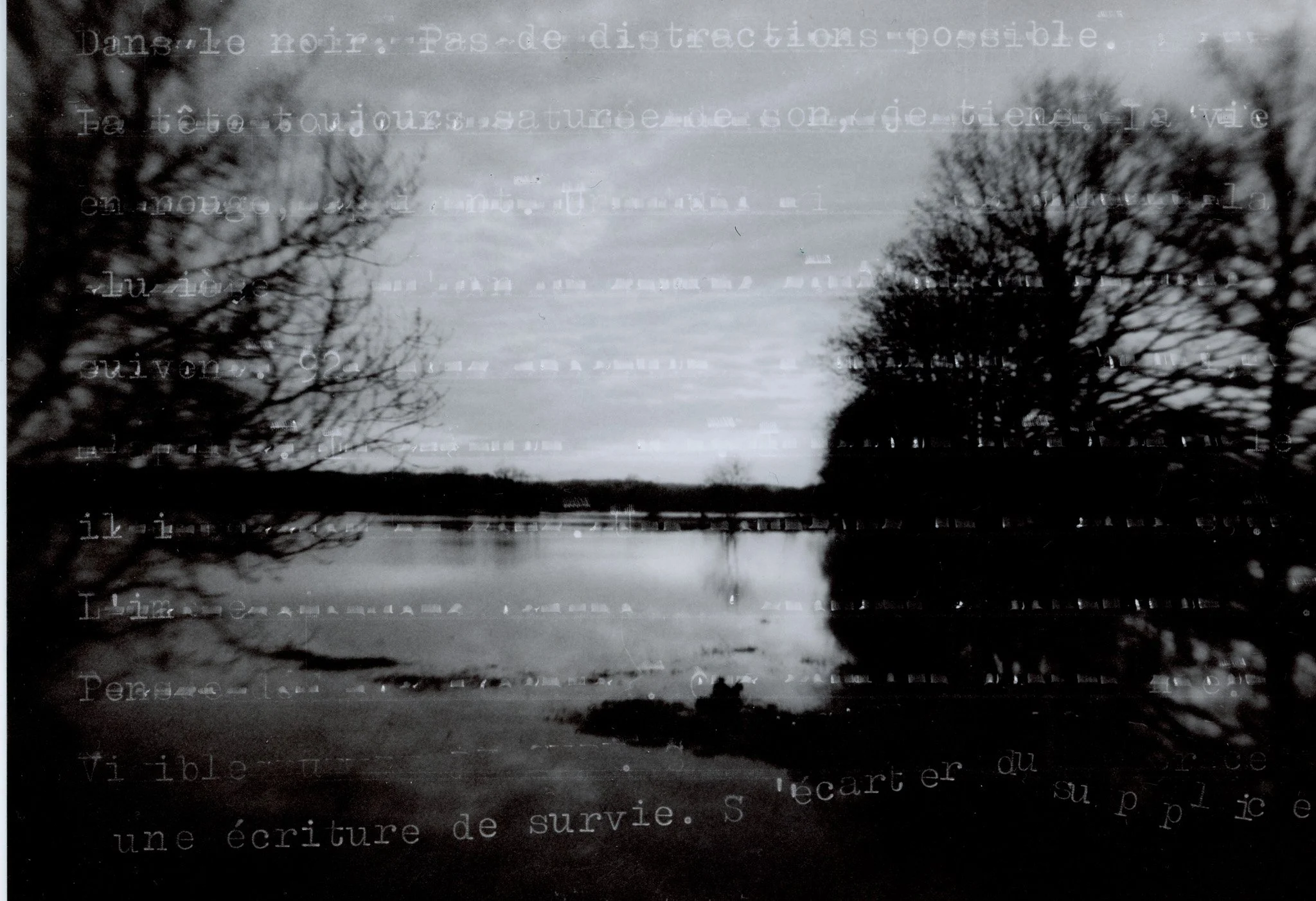 Une photographie noir et blanc d'une rivière ou d'un lac reflétant des arbres dépourvus de feuilles, avec un ciel nuageux. Des textes en français sont superposés sur l'image.