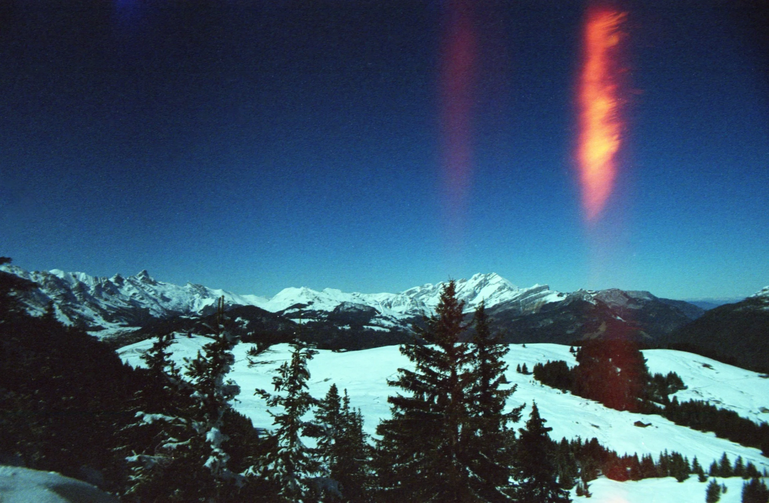 Paysage de montagnes enneigées sous un ciel bleu