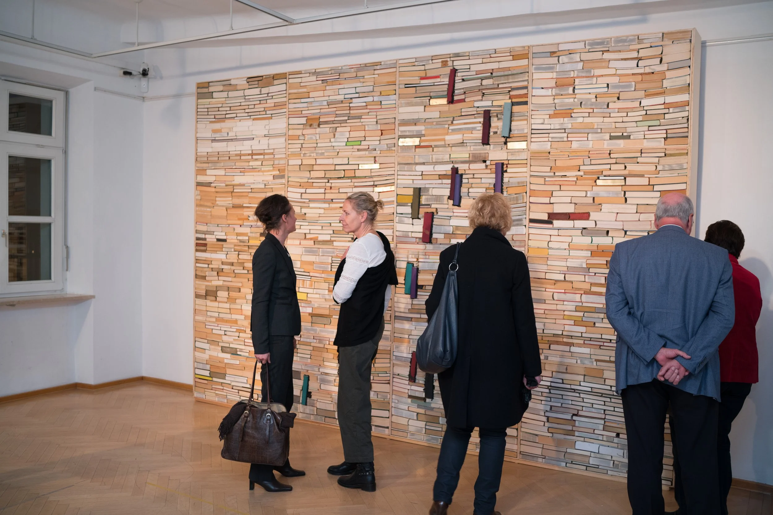 Menschen betrachten Kunstinstallation des Zeitgenössischen Künstlers Eduard Winklhofer, Kunst & Gewerbeverein, 2018