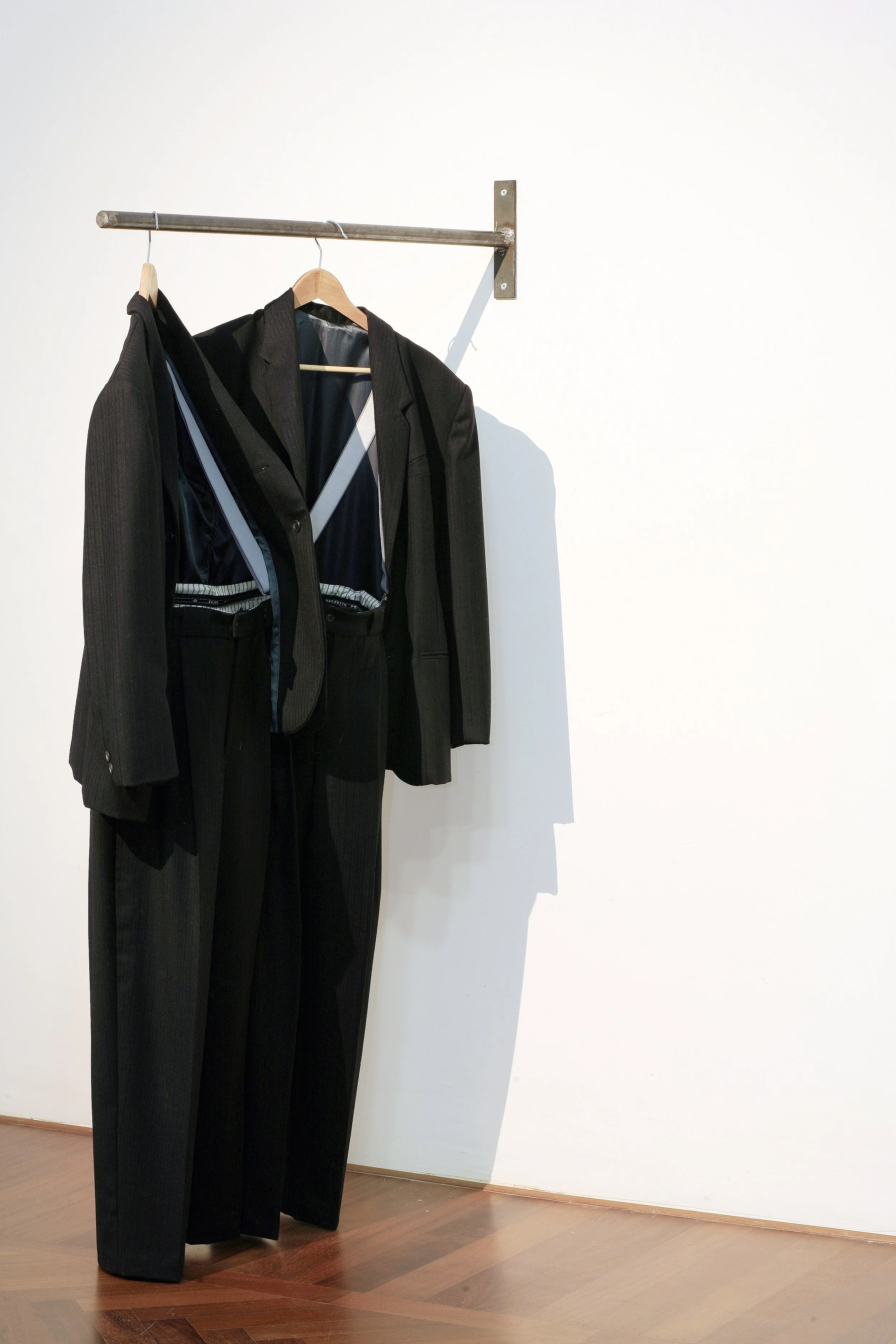 Aufgegangener Anzug siamesischer Zwillinge, moderne Installation vom zeitgenössischen Düsseldorfer Künstler Eduard Winklhofer im Museum für moderne Kunst La Spezia, 90er Jahre