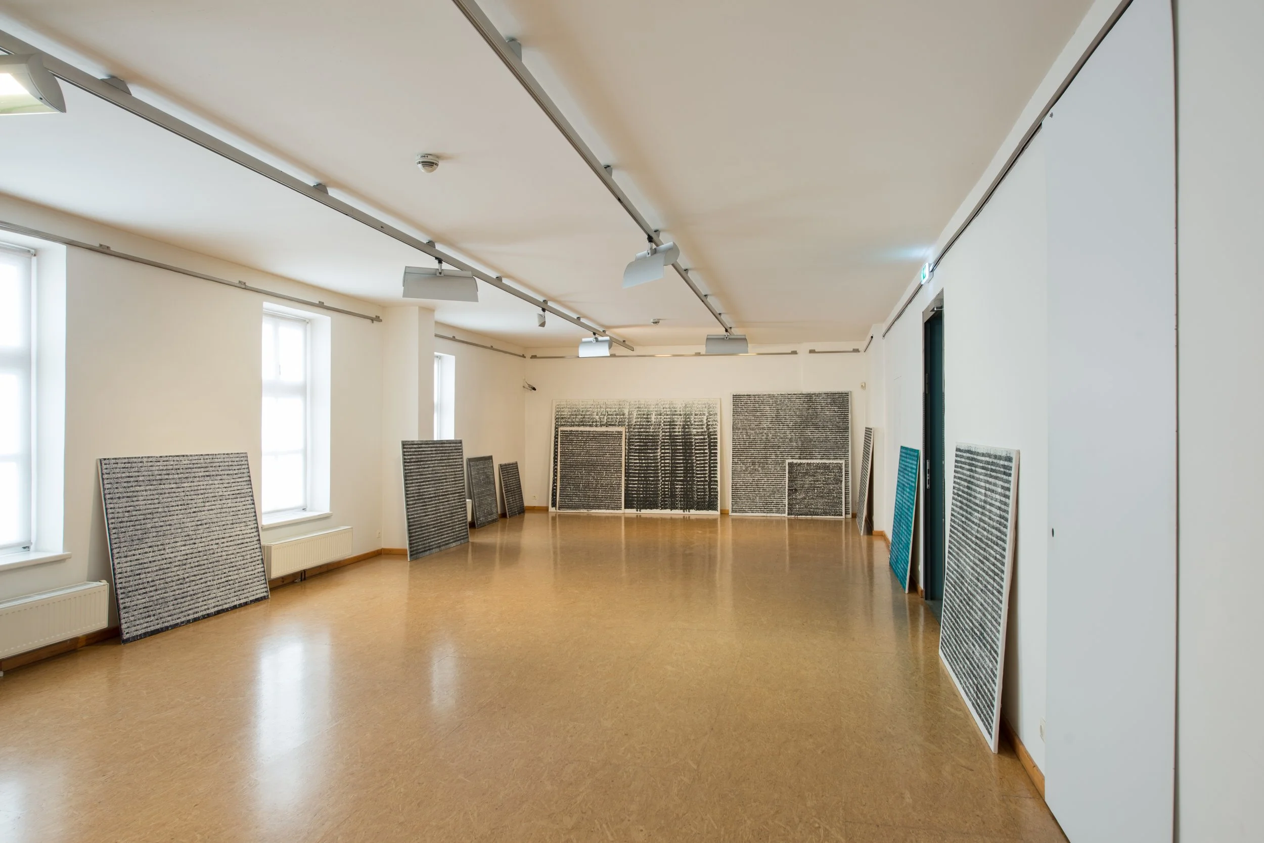 Galerie mit mehreren Wandbildern aus der Serie Schriftbild, Kunsthaus Köflach, von Düsseldorfer zeitgenössischem Künstler Eduard Winklhofer