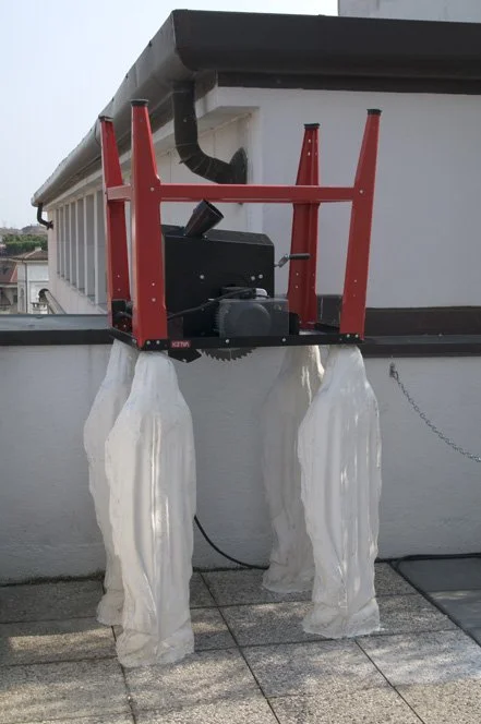 Installation, Gips Madonnen tragen Kreissäge, Arbeit von Eduard Winklhofer aus Düsseldorf, Ausstellung Sede Banca Vontobel