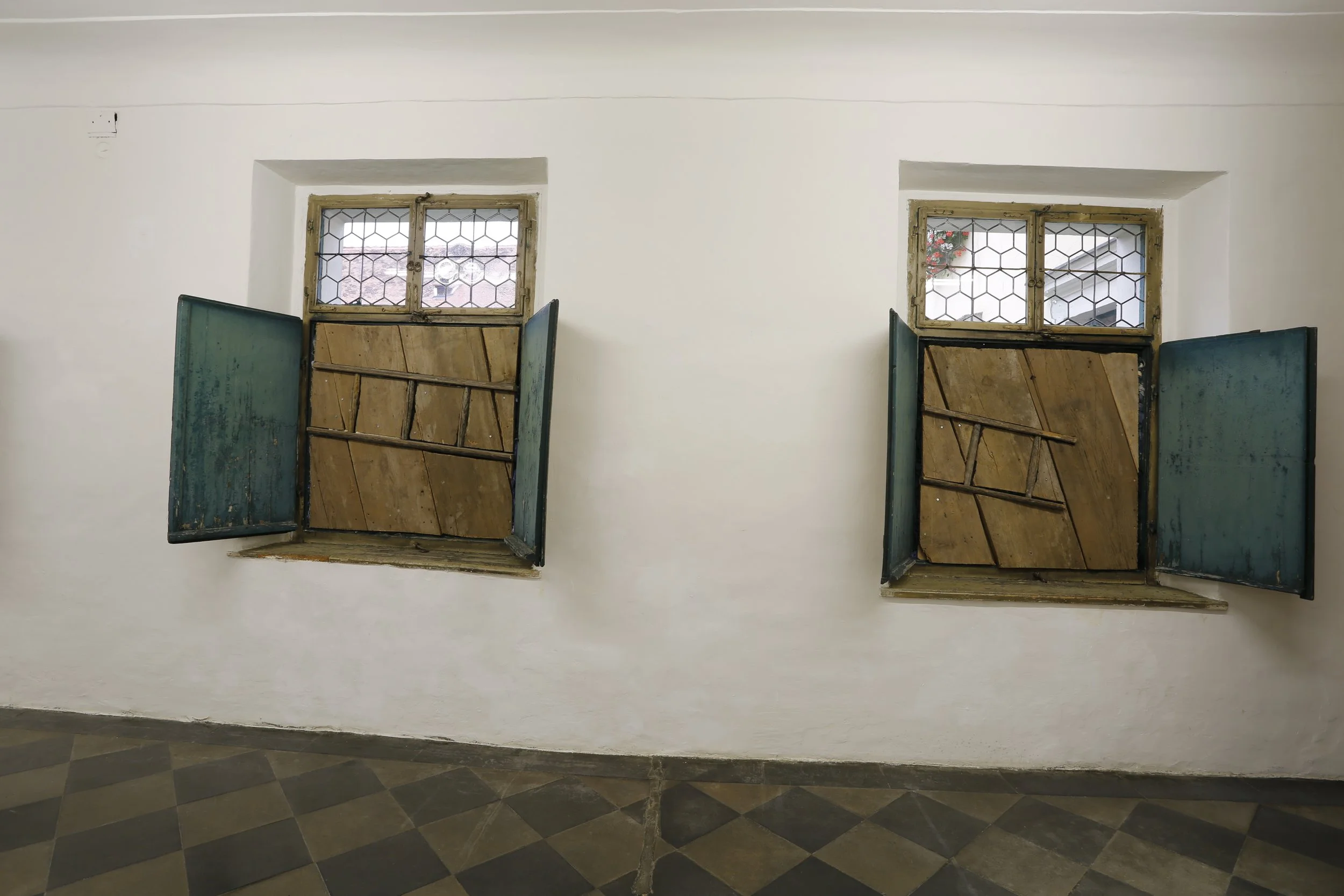 Kunstinstallation, Holzbalken und Flöten in Fenstern, Kulturzentrum bei den Minoriten, Graz, Ausstellung des aktuellen Künstlers Eduard Winklhofer aus Düsseldorf 