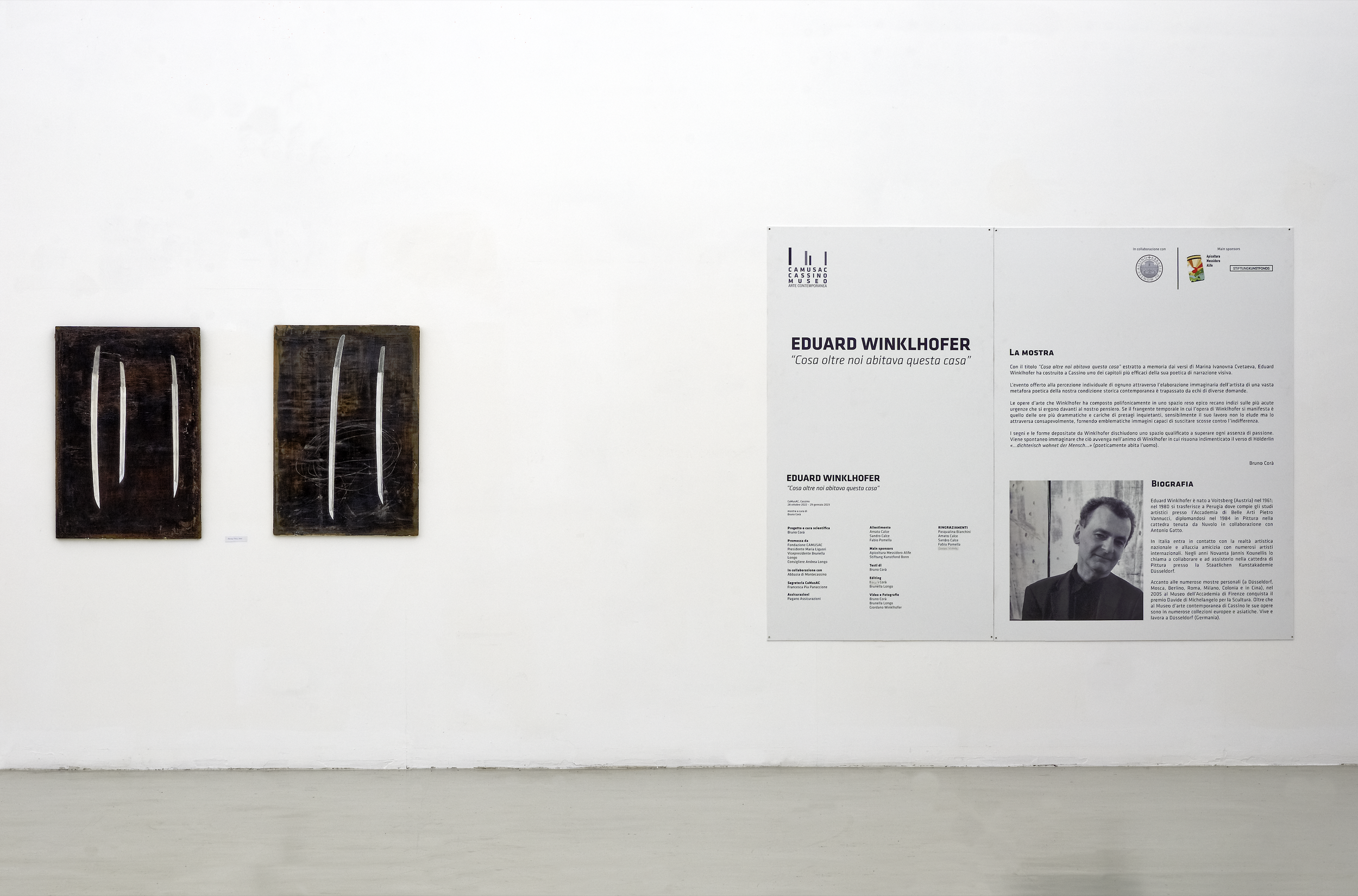 Klingen, Katanas, Schellack auf Gips, Eröffnung zeitgenössischer Ausstellung des Düsseldorfer Künstlers Eduard Winklhofer in Italien