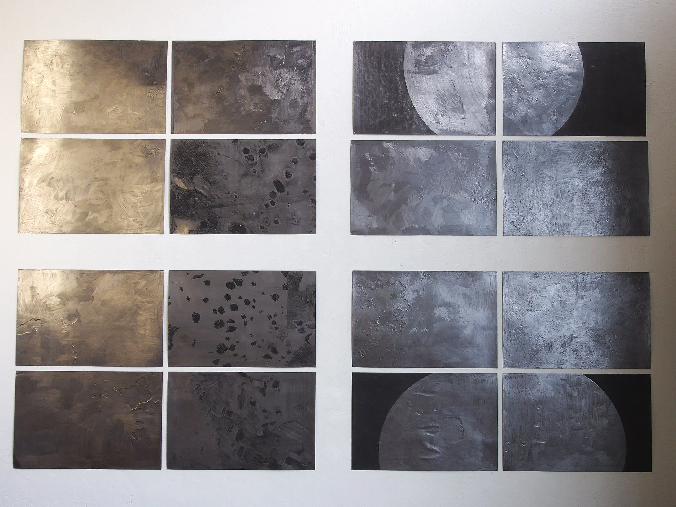 Serie aus 12 Wandbildern, Graphit und Kohle auf Papier im Kesselhaus Bamberg Ausstellung des aktuellen Künstlers Eduard Winklhofer aus Düsseldorf