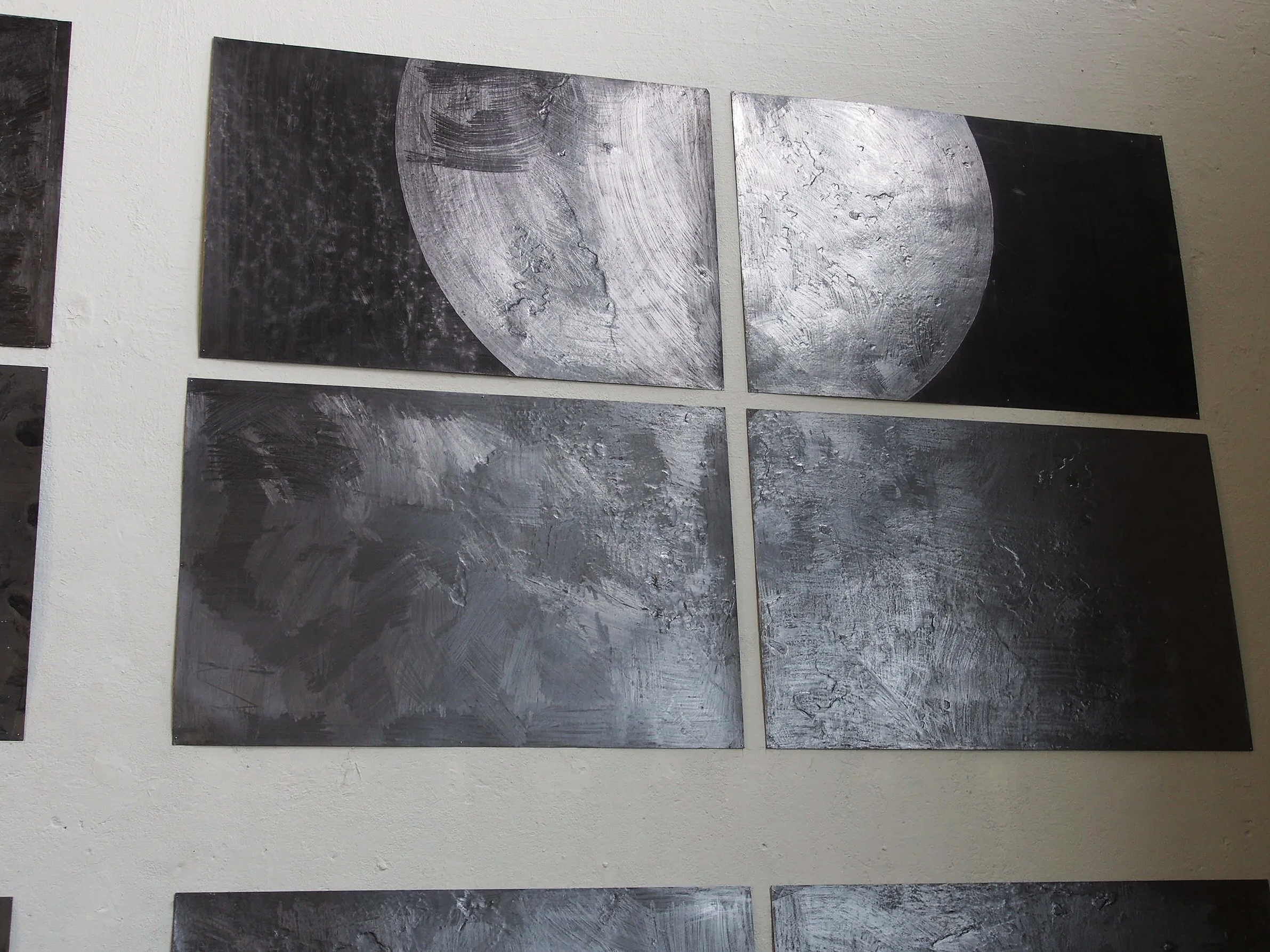 Wandbilder Kunstwerke, Graphit und Kohle auf Papier im Kesselhaus Bamberg Ausstellung des aktuellen Künstlers Eduard Winklhofer aus Düsseldorf