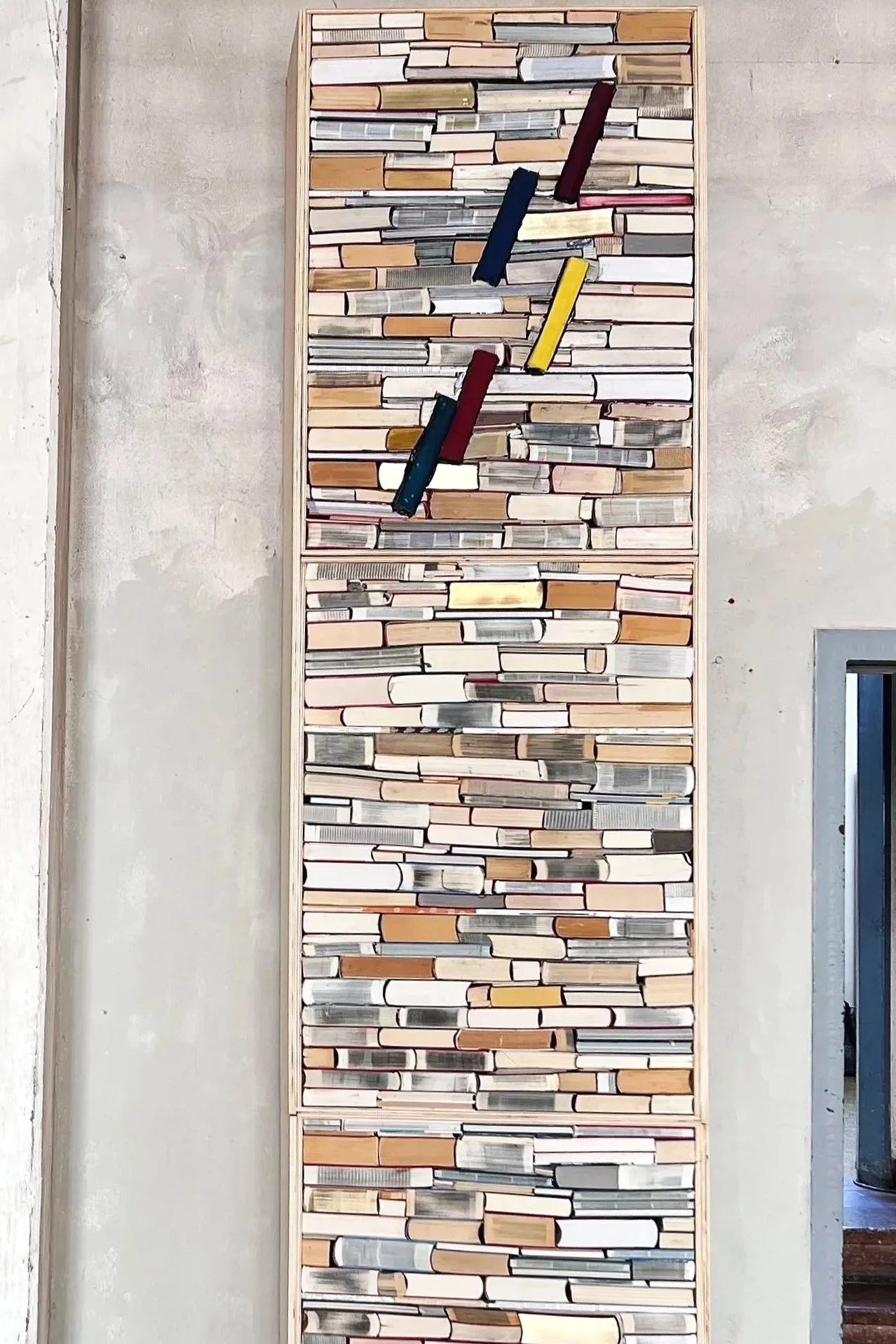 Installation aus Büchern im Kesselhaus Bamberg Ausstellung des aktuellen Künstlers Eduard Winklhofer aus Düsseldorf