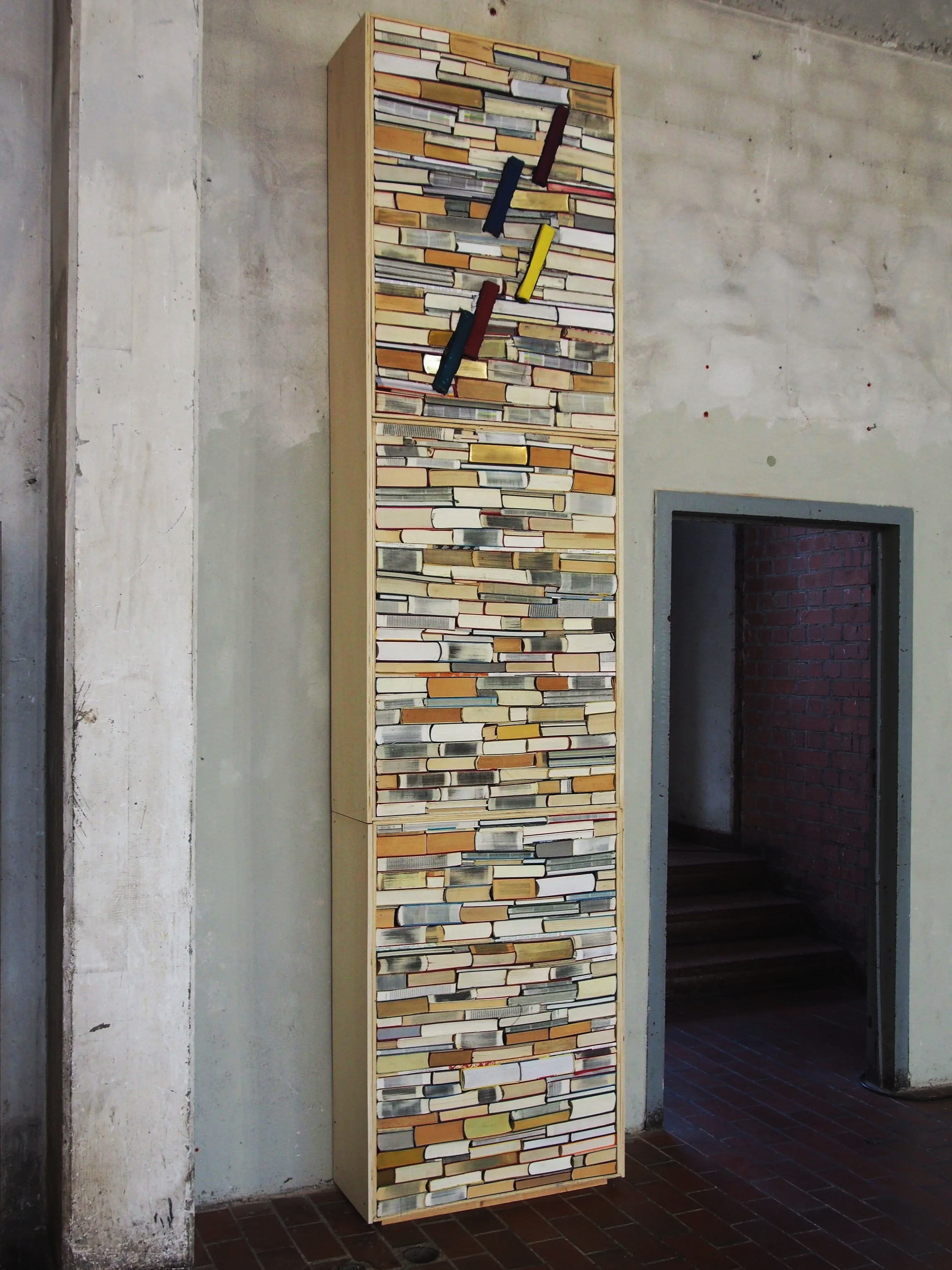 Installation aus Büchern im Kesselhaus Bamberg Ausstellung des aktuellen Künstlers Eduard Winklhofer aus Düsseldorf