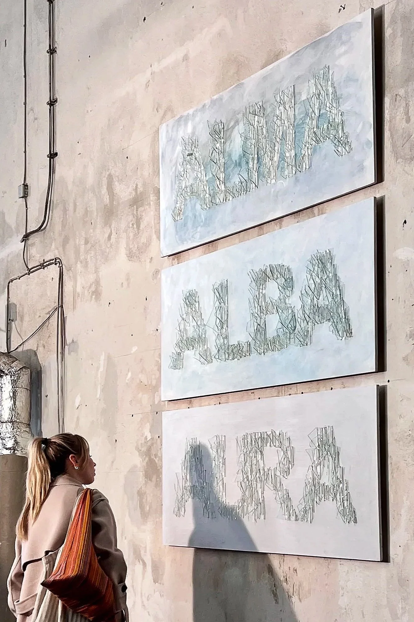 Serie aus Arbeiten mit Glasscherben in Holzrahmen, im Kesselhaus Bamberg Ausstellung des aktuellen Künstlers Eduard Winklhofer aus Düsseldorf