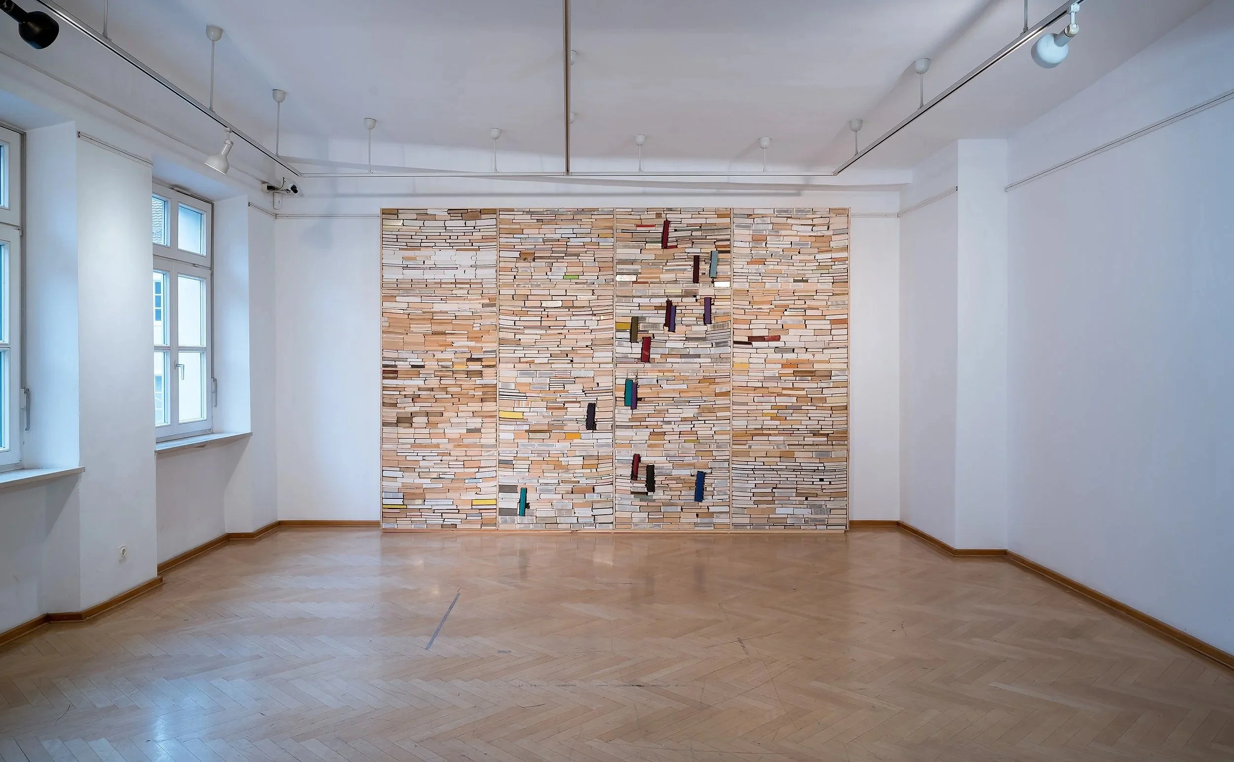 Große Installation, Bücherwand, des Zeitgenössischen Künstlers Eduard Winklhofer, Kunst & Gewerbeverein, 2018