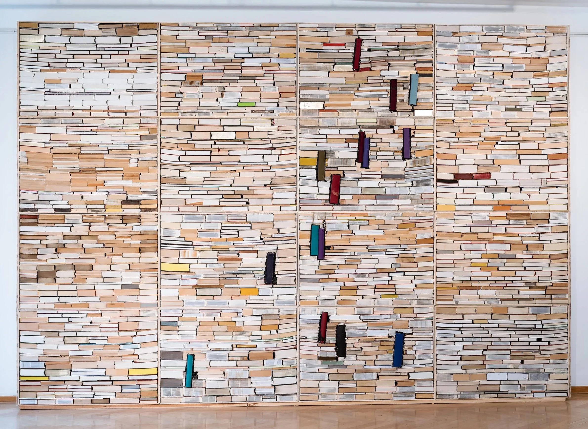 Große Installation, Bücherwand, des Zeitgenössischen Künstlers Eduard Winklhofer, Kunst & Gewerbeverein, 2018