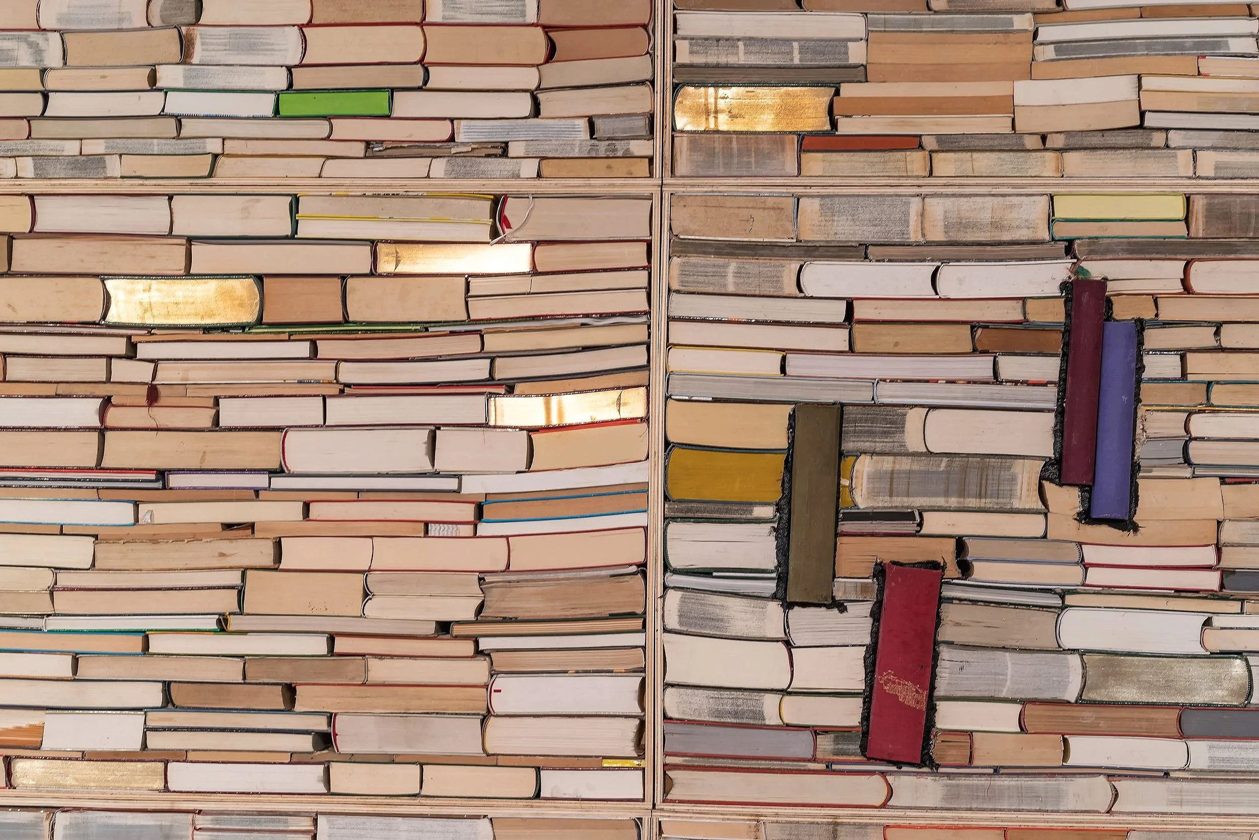 Detail, Große moderne Installation, Bücherwand, des Zeitgenössischen Künstlers Eduard Winklhofer, Kunst & Gewerbeverein, 2018