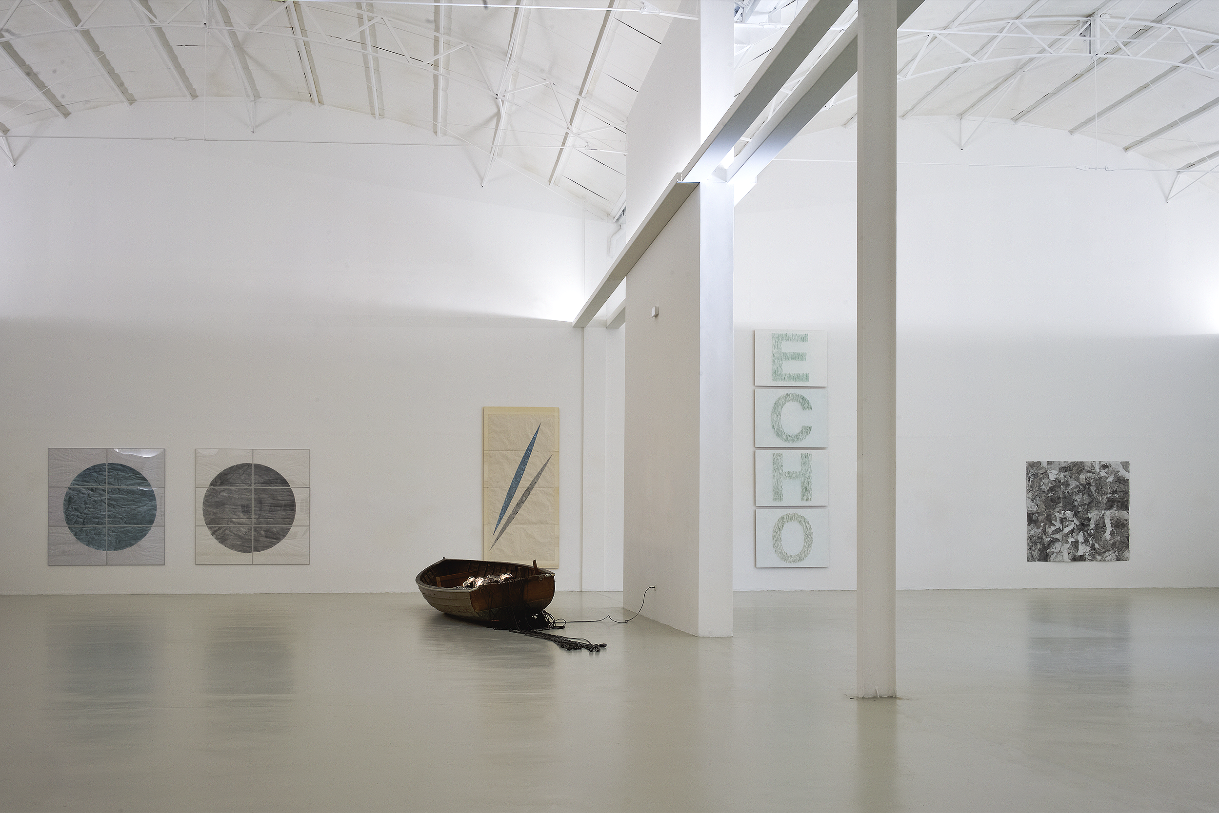 Galerieraum mit Kunstwerken, darunter Installationen und große Wandbilder, alles in einem modernen Kunstmuseum, Teil der Ausstellung im Museum Camusac in Cassino vom zeitgenössischem Düsseldorfer Künstler Eduard Winklhofer